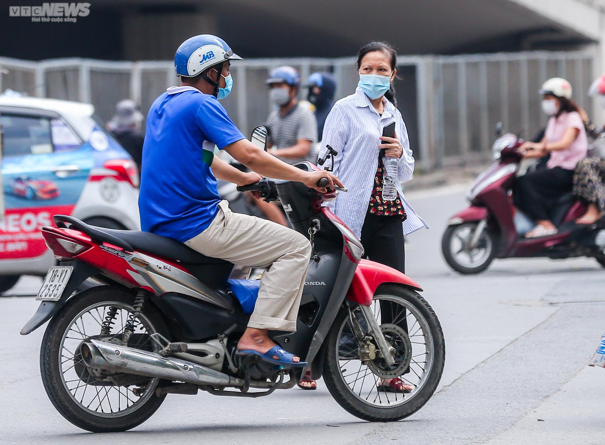 Hầm đi bộ ở Hà Nội bị bỏ quên, nhiều người bất chấp nguy hiểm qua đường - 7