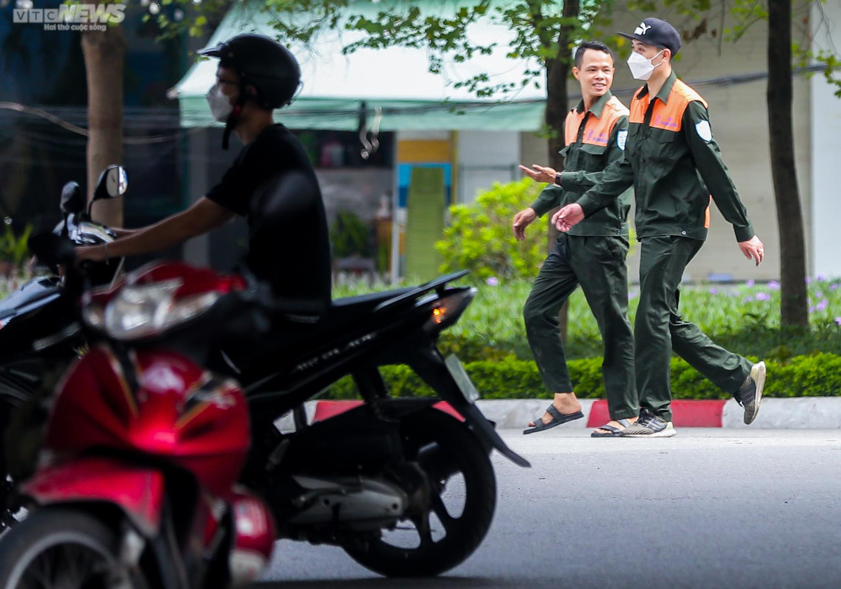 Hầm đi bộ ở Hà Nội bị bỏ quên, nhiều người bất chấp nguy hiểm qua đường - 15