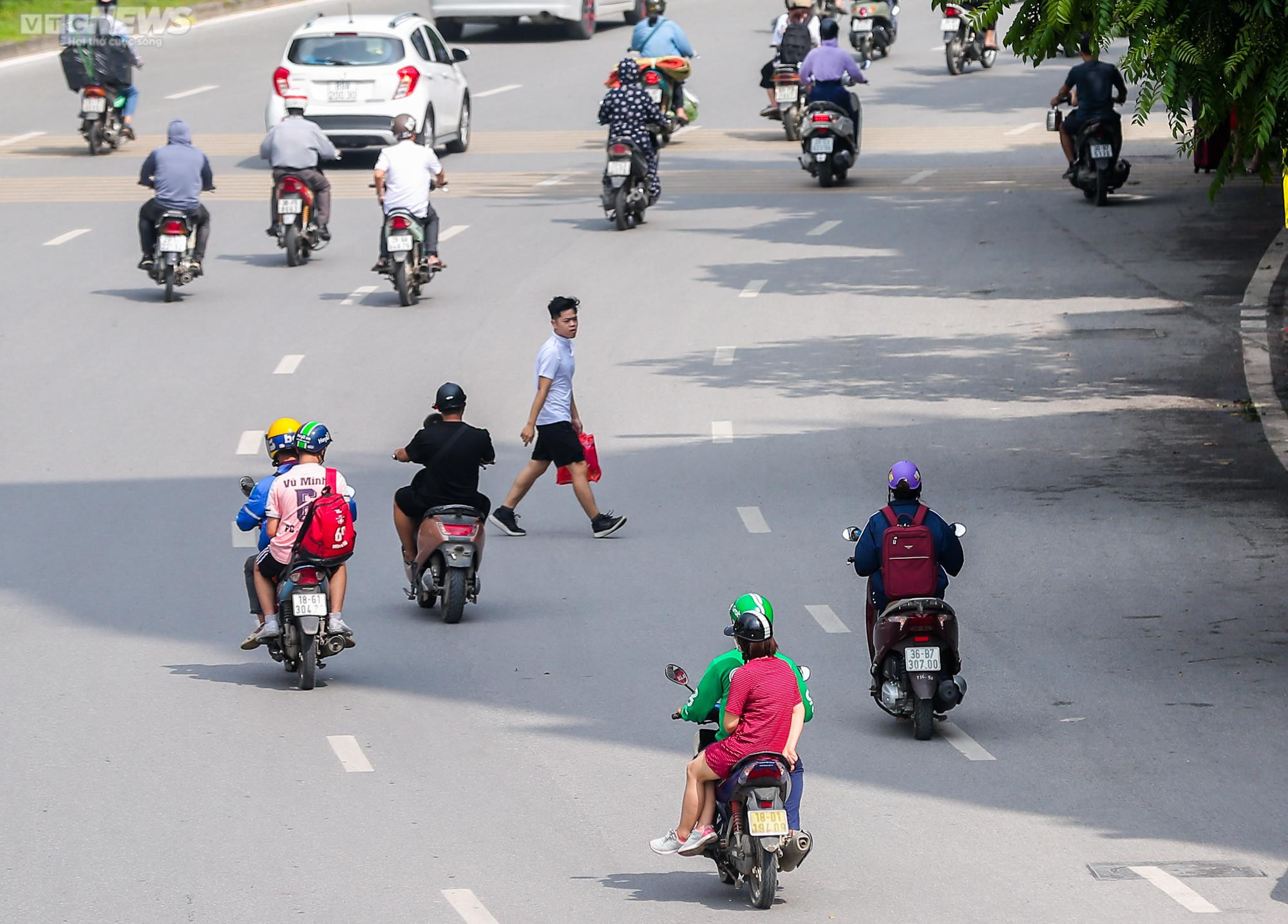 Hầm đi bộ ở Hà Nội bị bỏ quên, nhiều người bất chấp nguy hiểm qua đường - 8