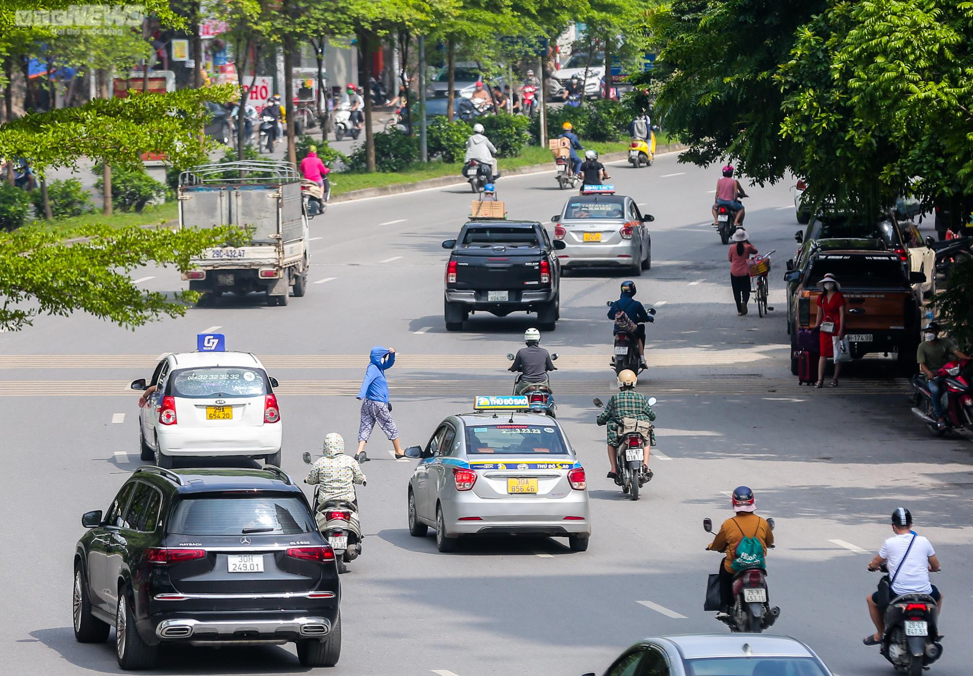 Hầm đi bộ ở Hà Nội bị bỏ quên, nhiều người bất chấp nguy hiểm qua đường - 6