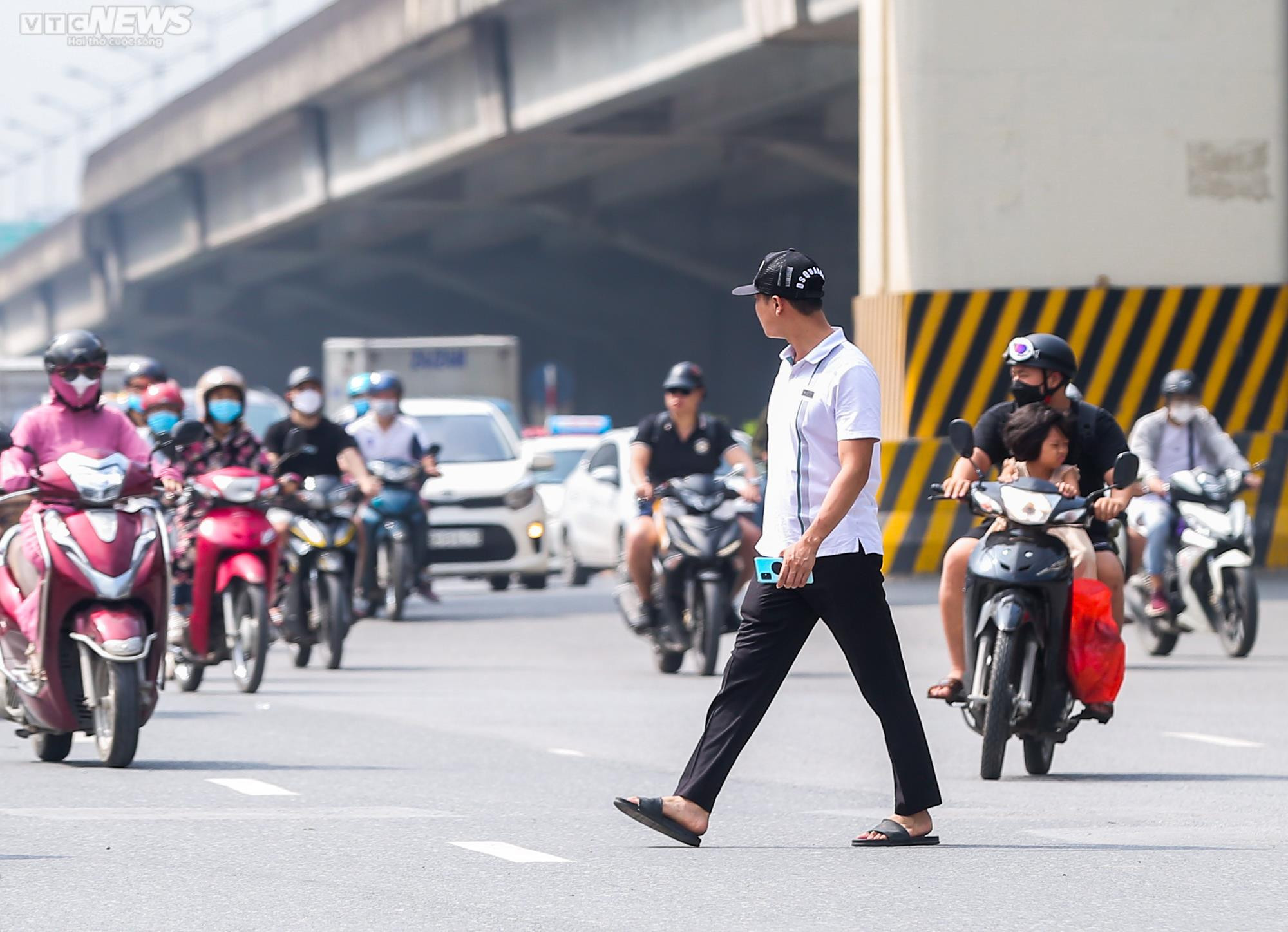 Hầm đi bộ ở Hà Nội bị bỏ quên, nhiều người bất chấp nguy hiểm qua đường - 13