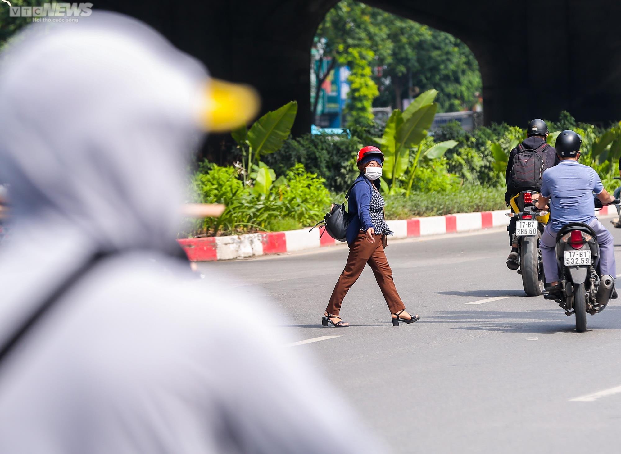 Hầm đi bộ ở Hà Nội bị bỏ quên, nhiều người bất chấp nguy hiểm qua đường - 17