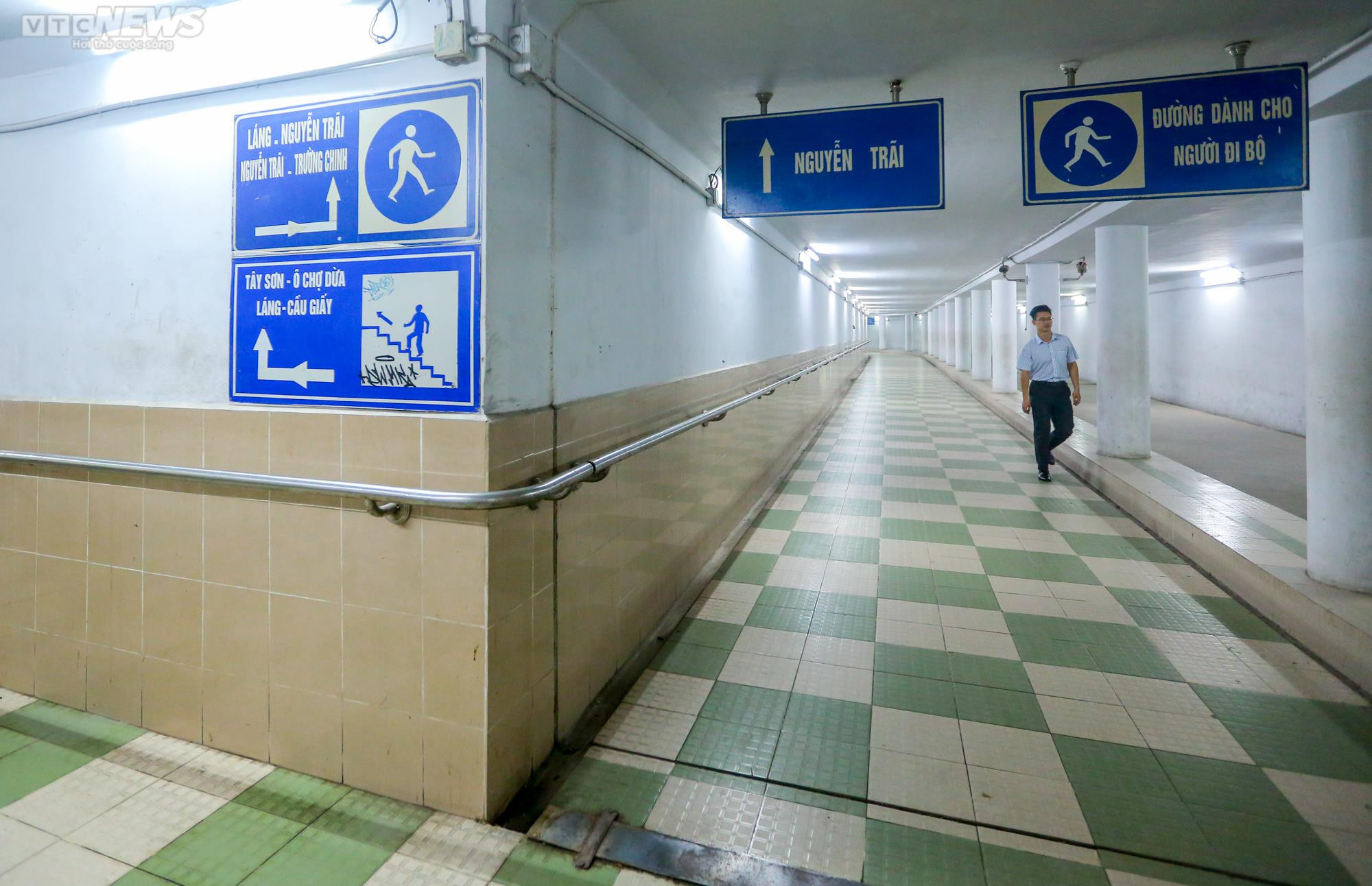 Hầm đi bộ ở Hà Nội bị bỏ quên, nhiều người bất chấp nguy hiểm qua đường - 4