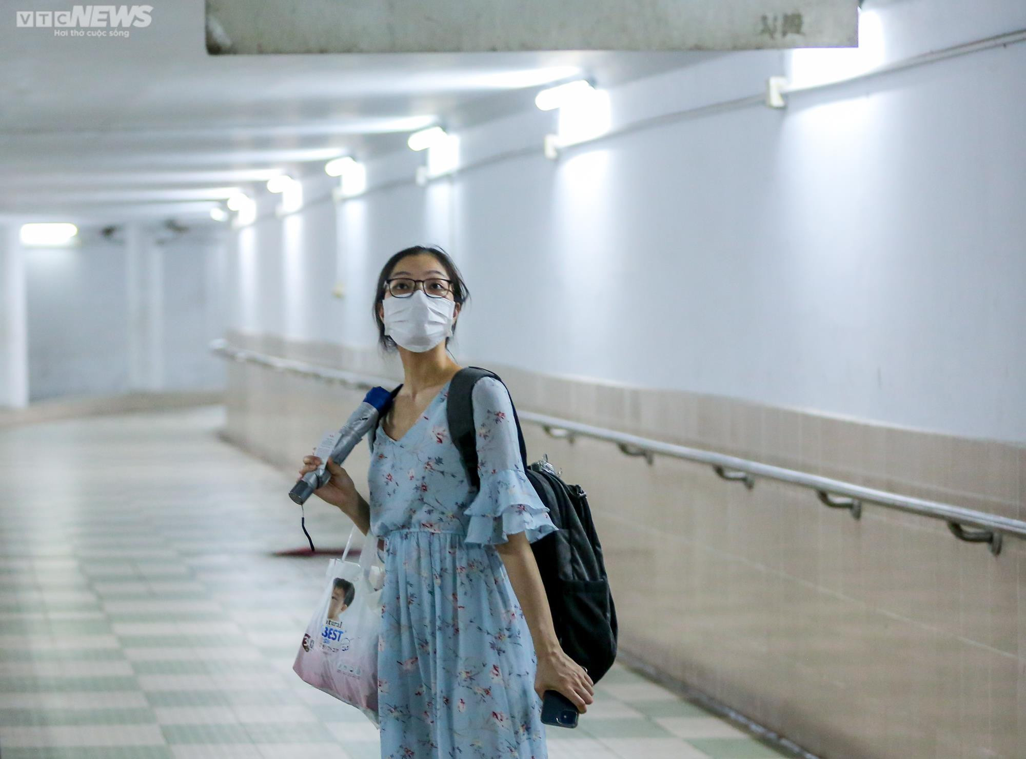 Hầm đi bộ ở Hà Nội bị bỏ quên, nhiều người bất chấp nguy hiểm qua đường - 3