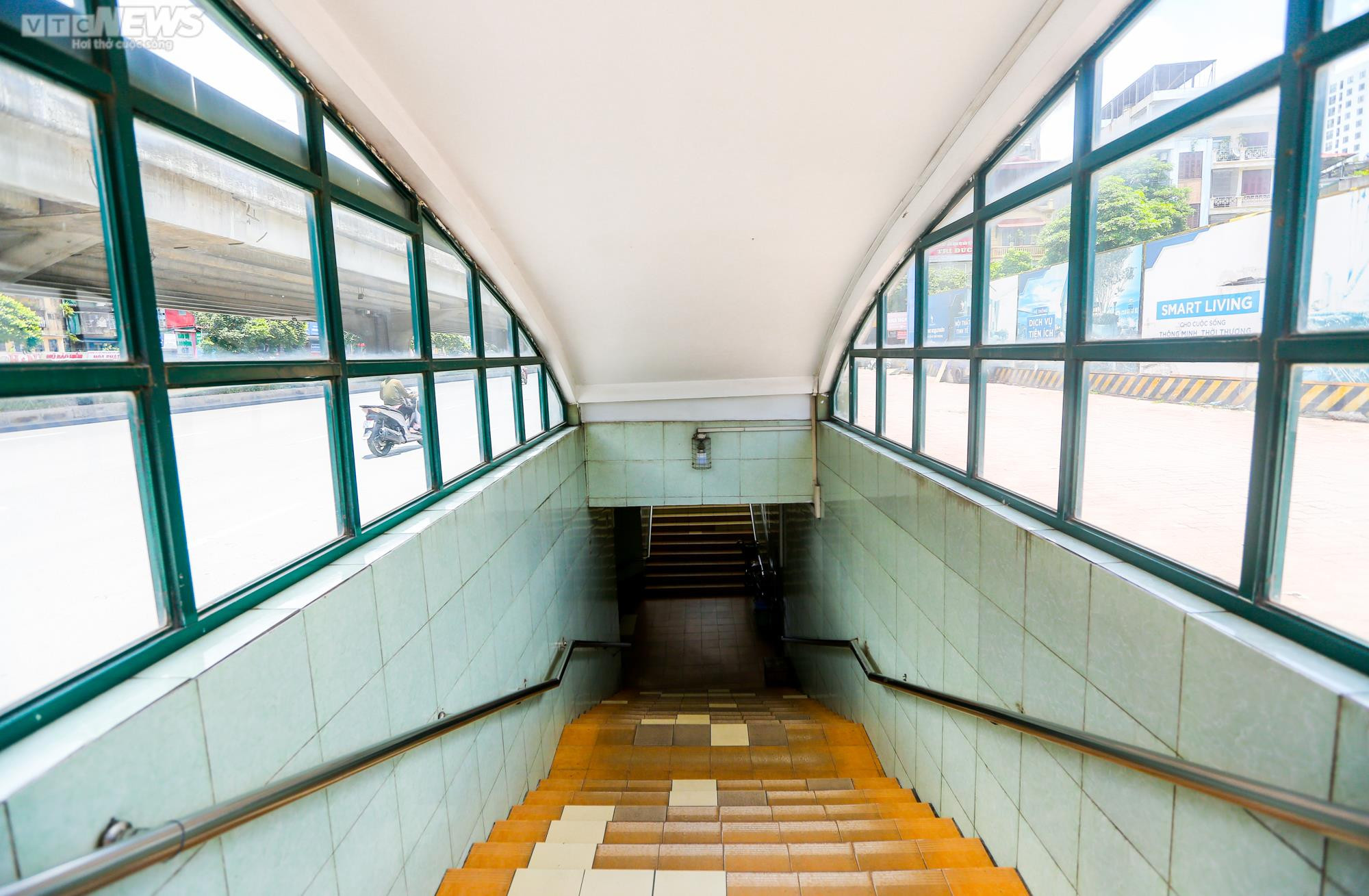 Hầm đi bộ ở Hà Nội bị bỏ quên, nhiều người bất chấp nguy hiểm qua đường - 10