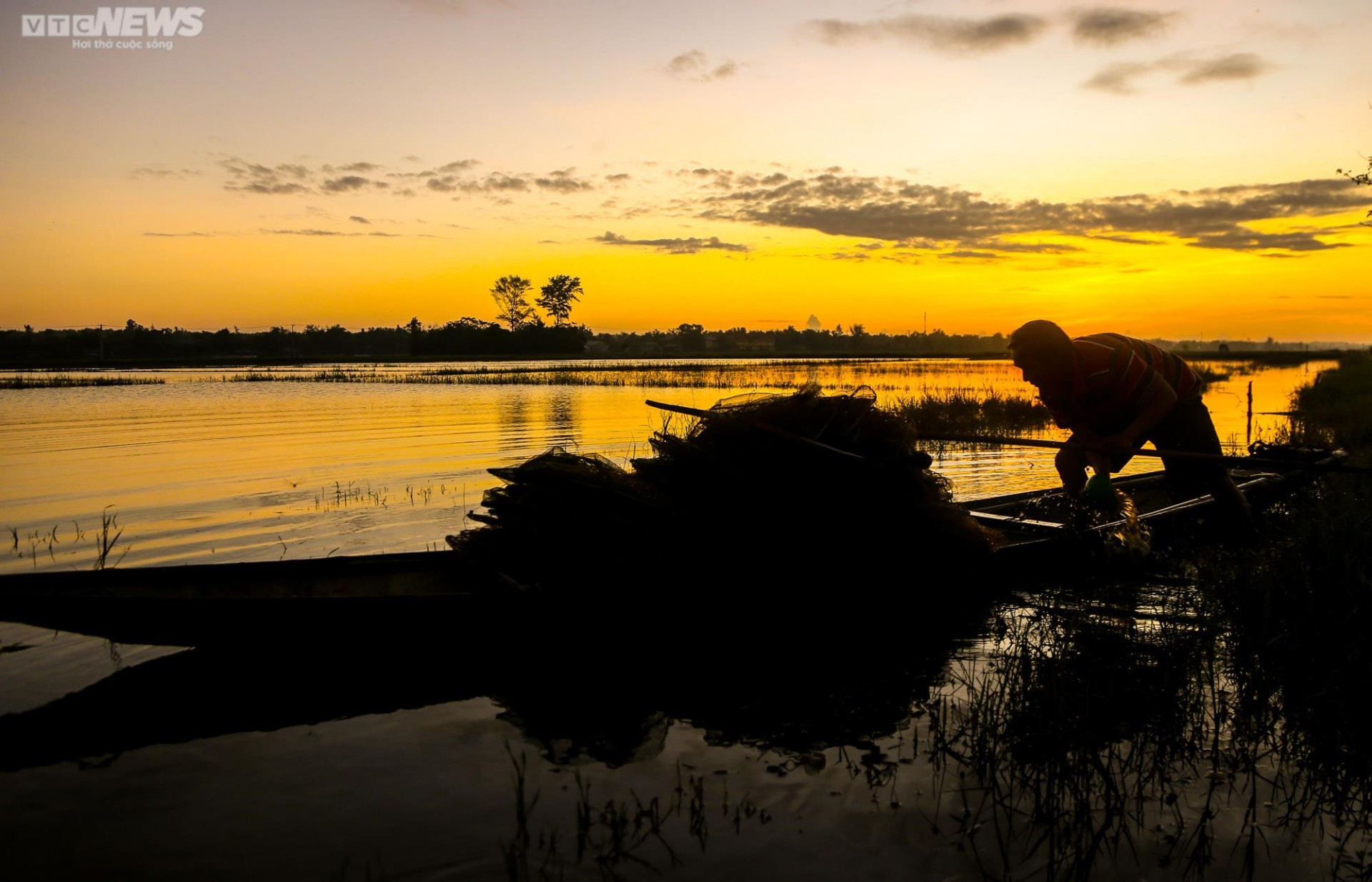 Ảnh: Chiêm ngưỡng bình minh rực rỡ trên phá Tam Giang - 2