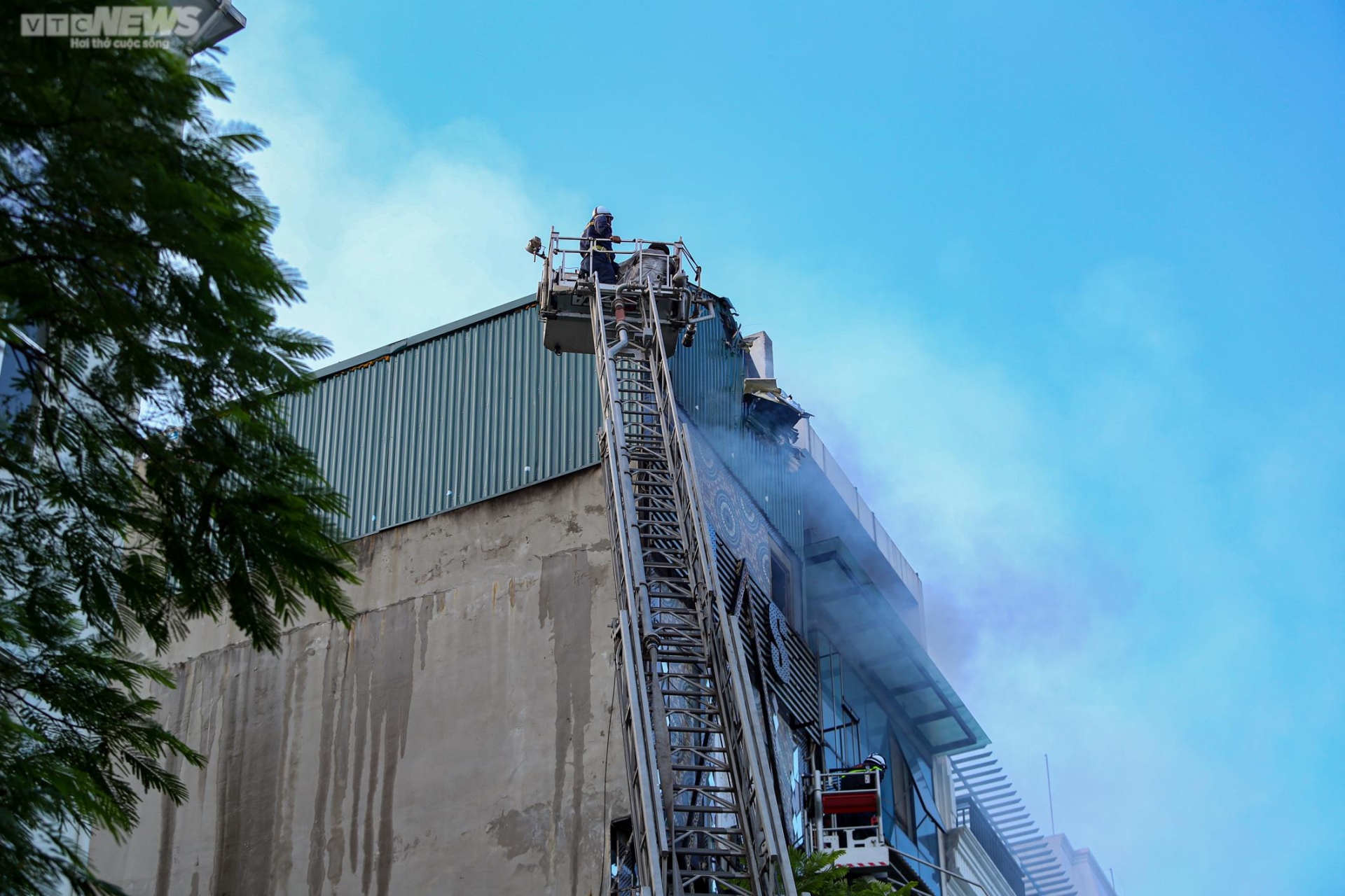 Cảnh sát Phòng cháy chữa cháy Hà Nội bật khóc khi biết tin đồng đội hy sinh - 11