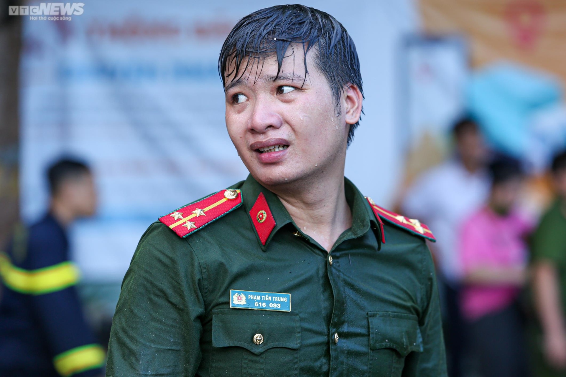 Cảnh sát Phòng cháy chữa cháy Hà Nội bật khóc khi biết tin đồng đội hy sinh - 9