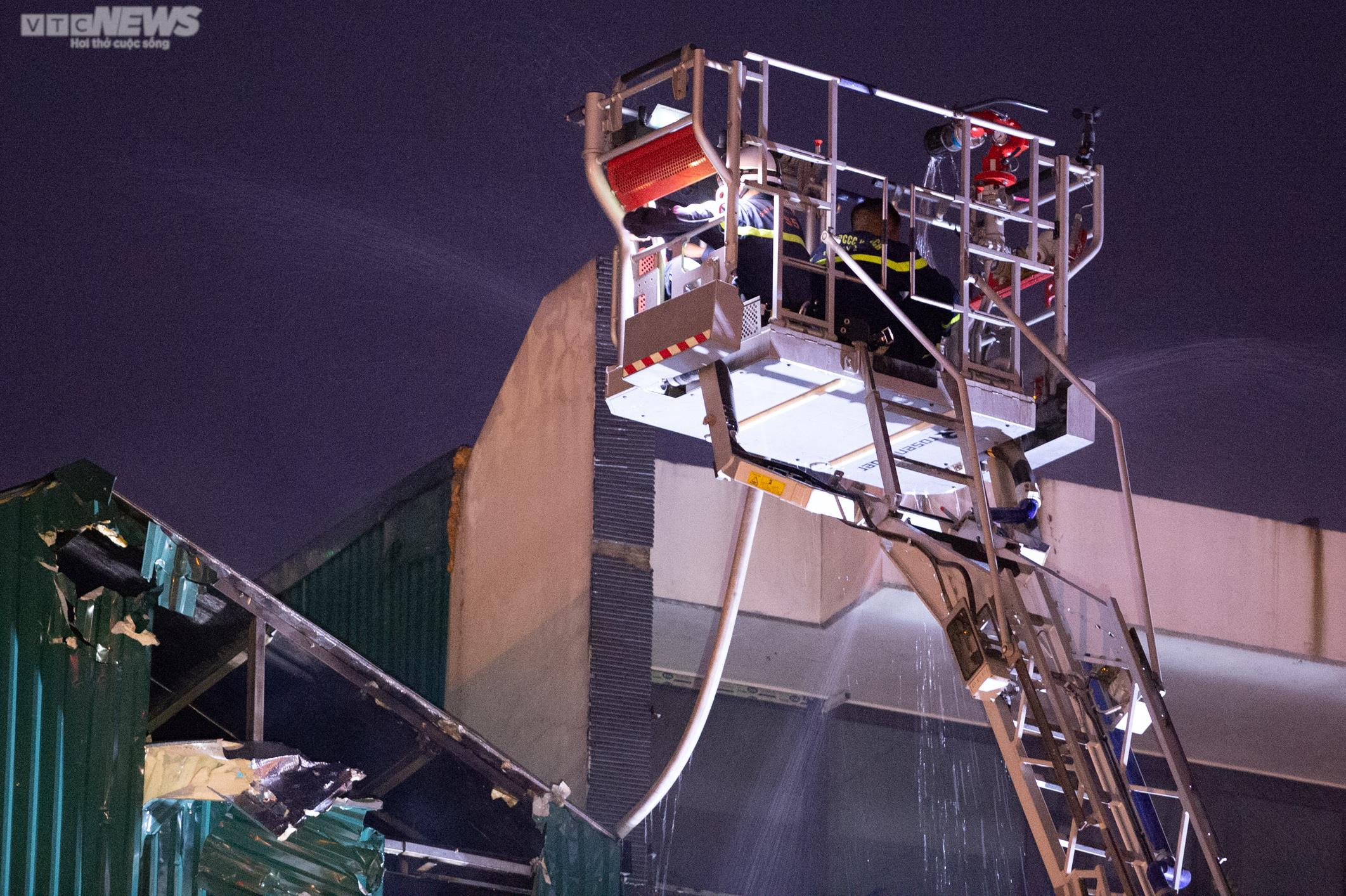 Lính cứu hoả nén nỗi đau mất đồng đội, căng mình dập lửa trong đêm - 4