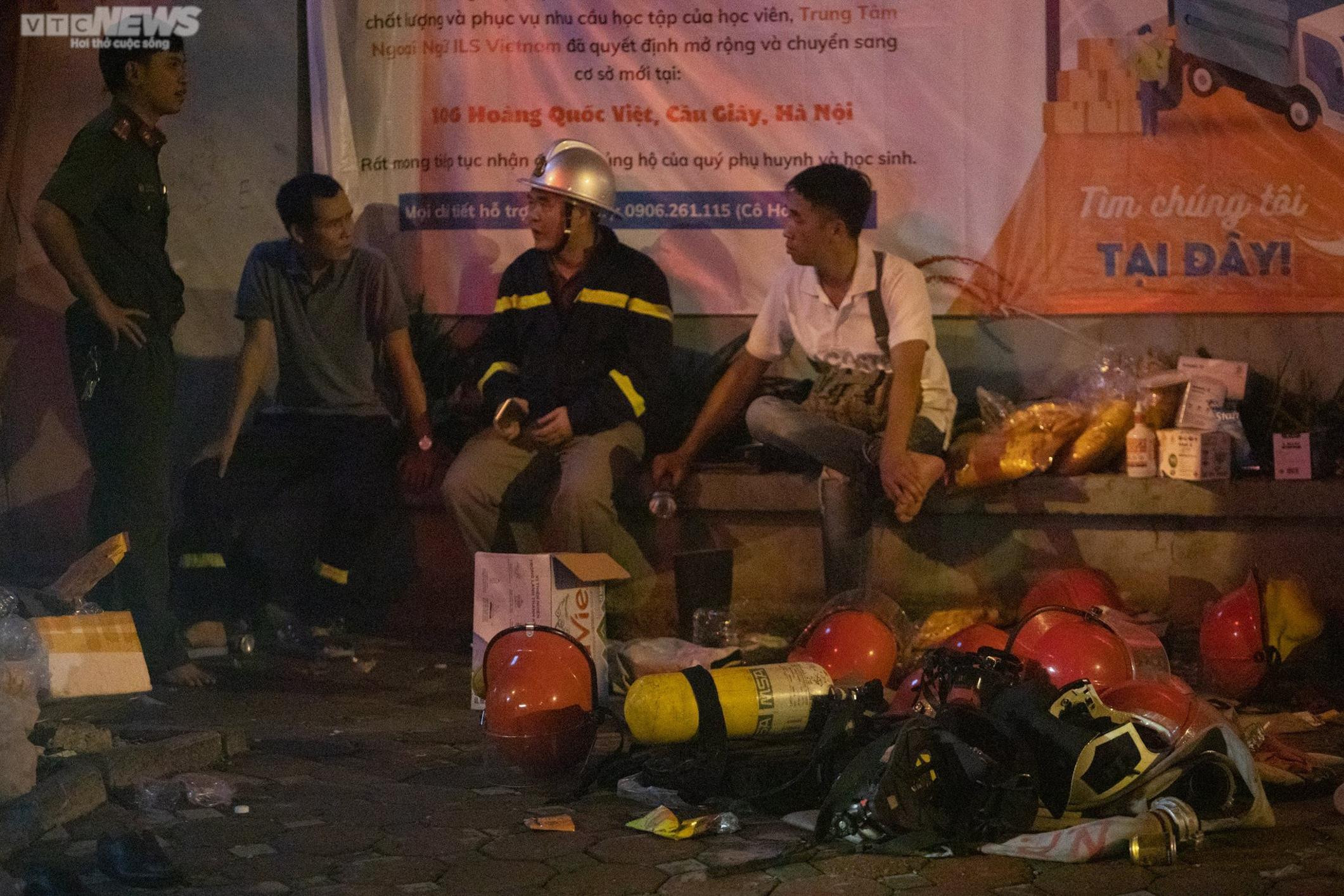 Lính cứu hoả nén nỗi đau mất đồng đội, căng mình dập lửa trong đêm - 6