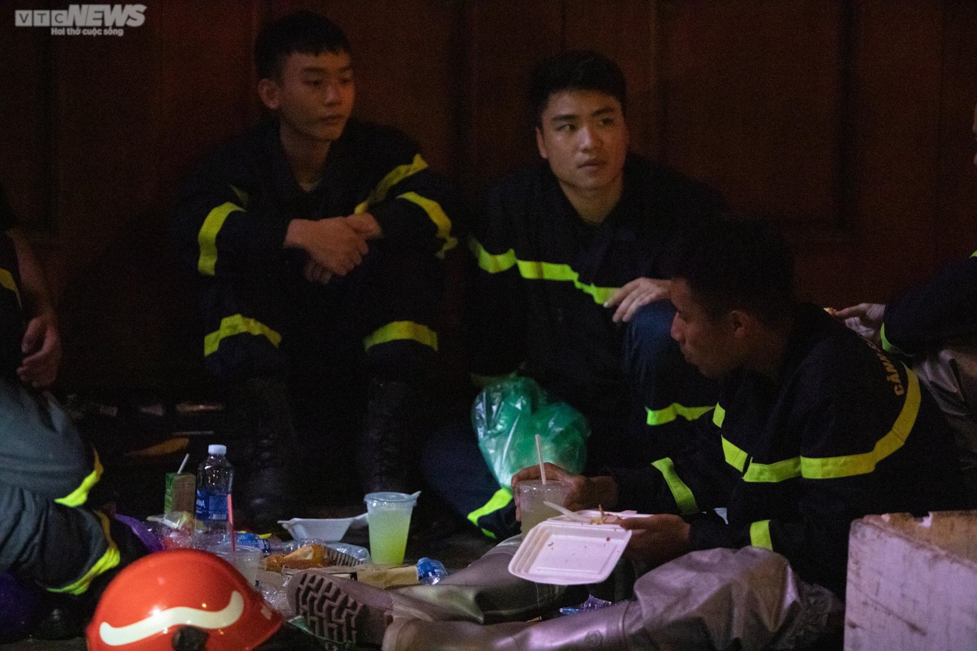 Lính cứu hoả nén nỗi đau mất đồng đội, căng mình dập lửa trong đêm - 7