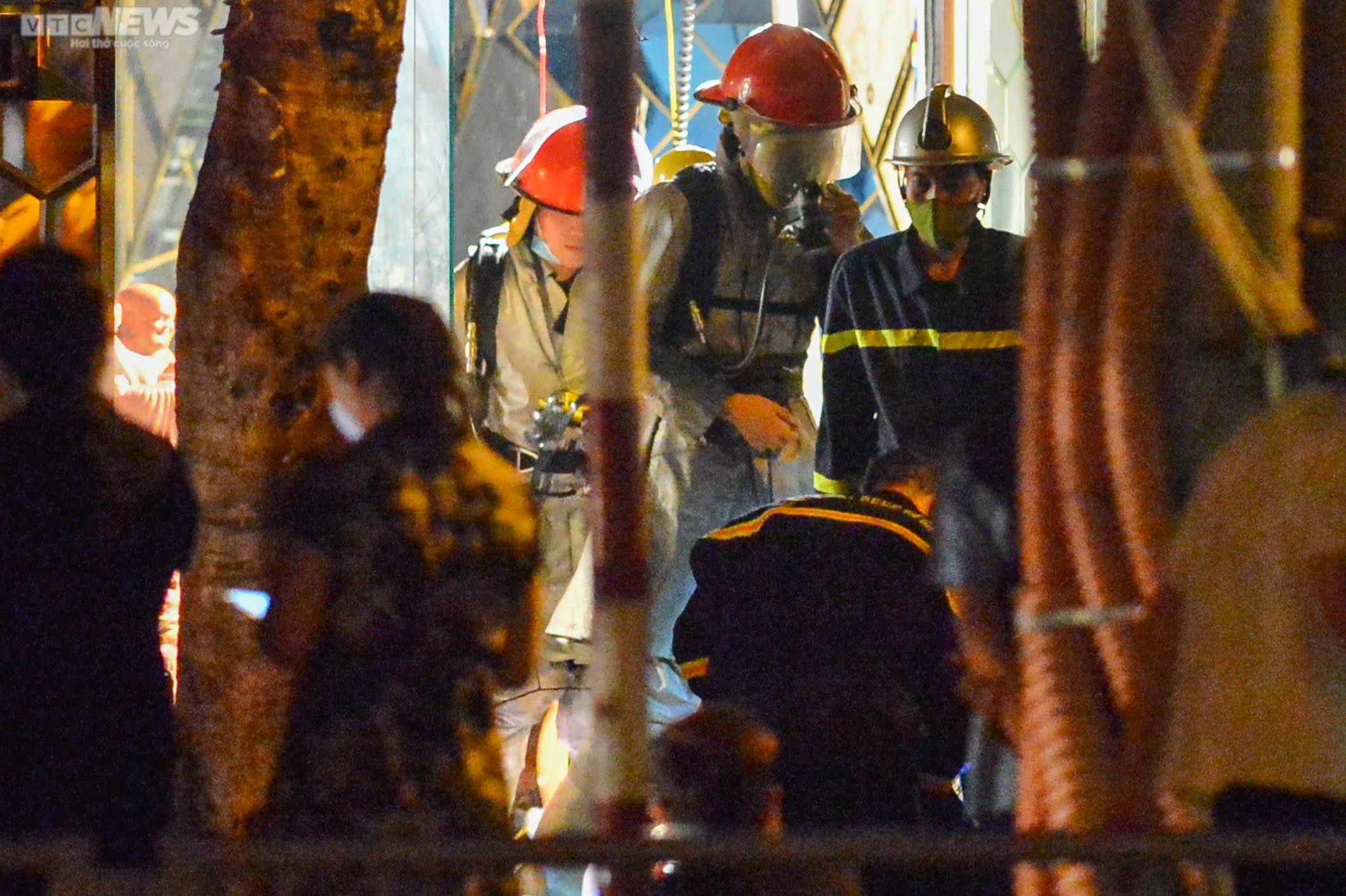 Lính cứu hoả nén nỗi đau mất đồng đội, căng mình dập lửa trong đêm - 10