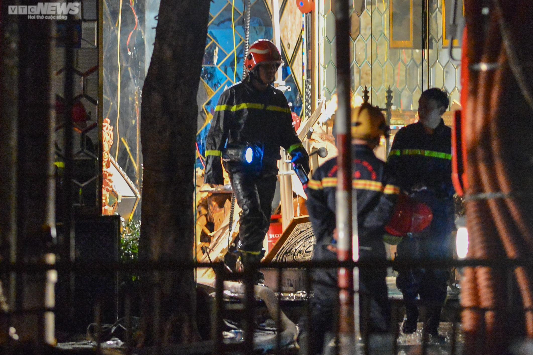 Lính cứu hoả nén nỗi đau mất đồng đội, căng mình dập lửa trong đêm - 13