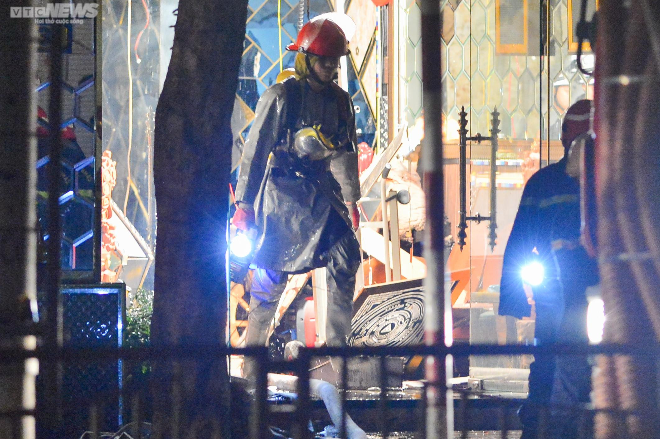 Lính cứu hoả nén nỗi đau mất đồng đội, căng mình dập lửa trong đêm - 12