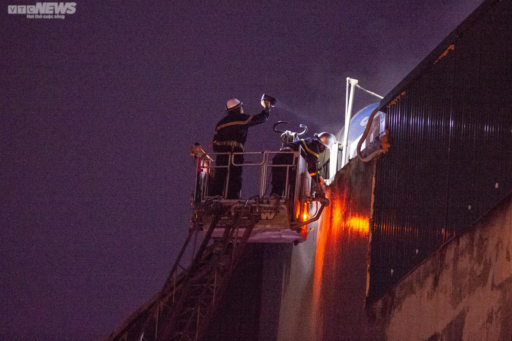 Lính cứu hoả nén nỗi đau mất đồng đội, căng mình dập lửa trong đêm - 3