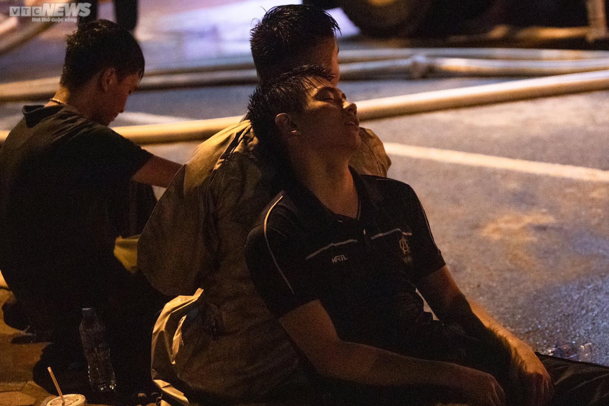 Lính cứu hoả nén nỗi đau mất đồng đội, căng mình dập lửa trong đêm - 5