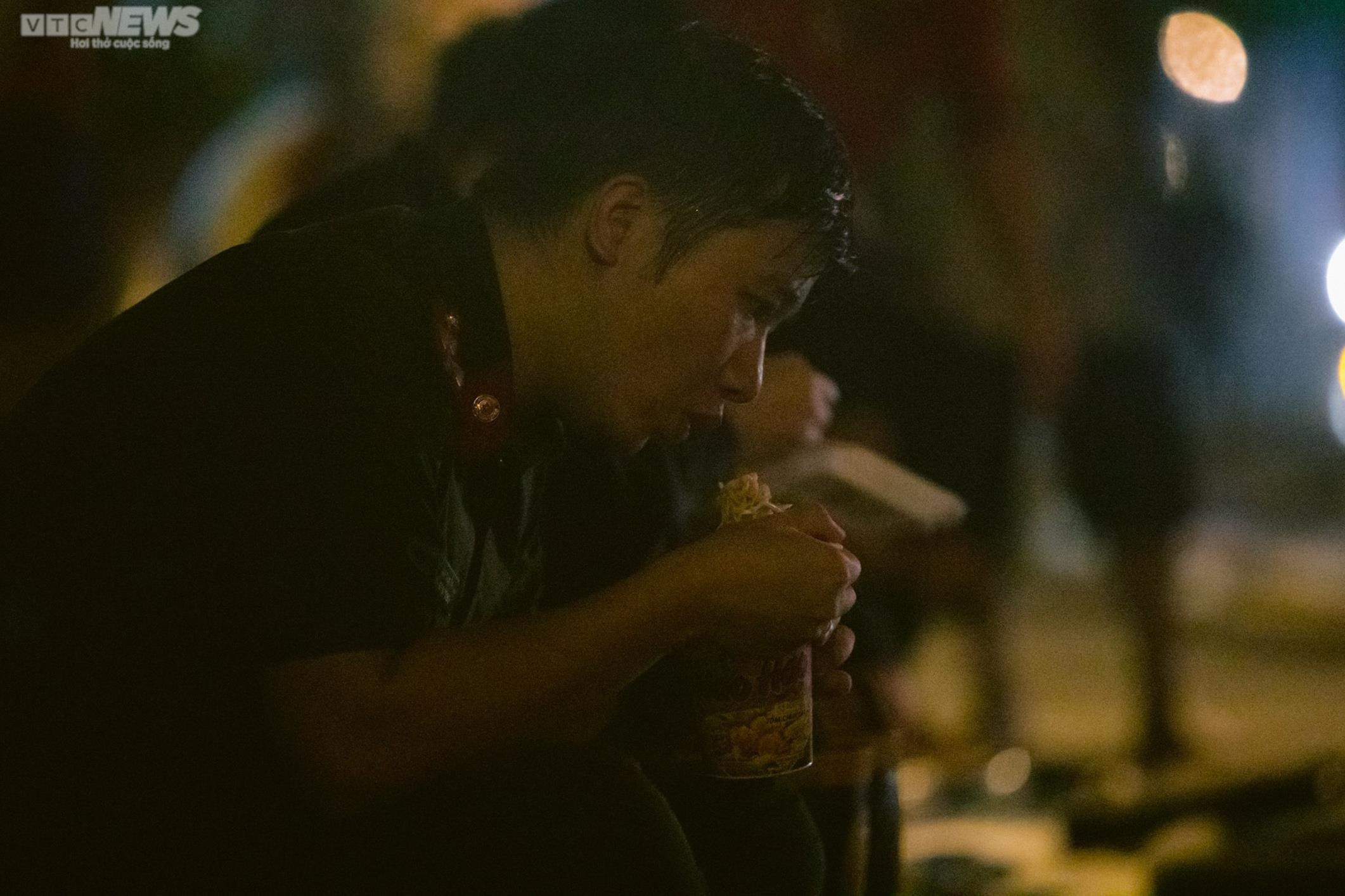 Lính cứu hoả nén nỗi đau mất đồng đội, căng mình dập lửa trong đêm - 8