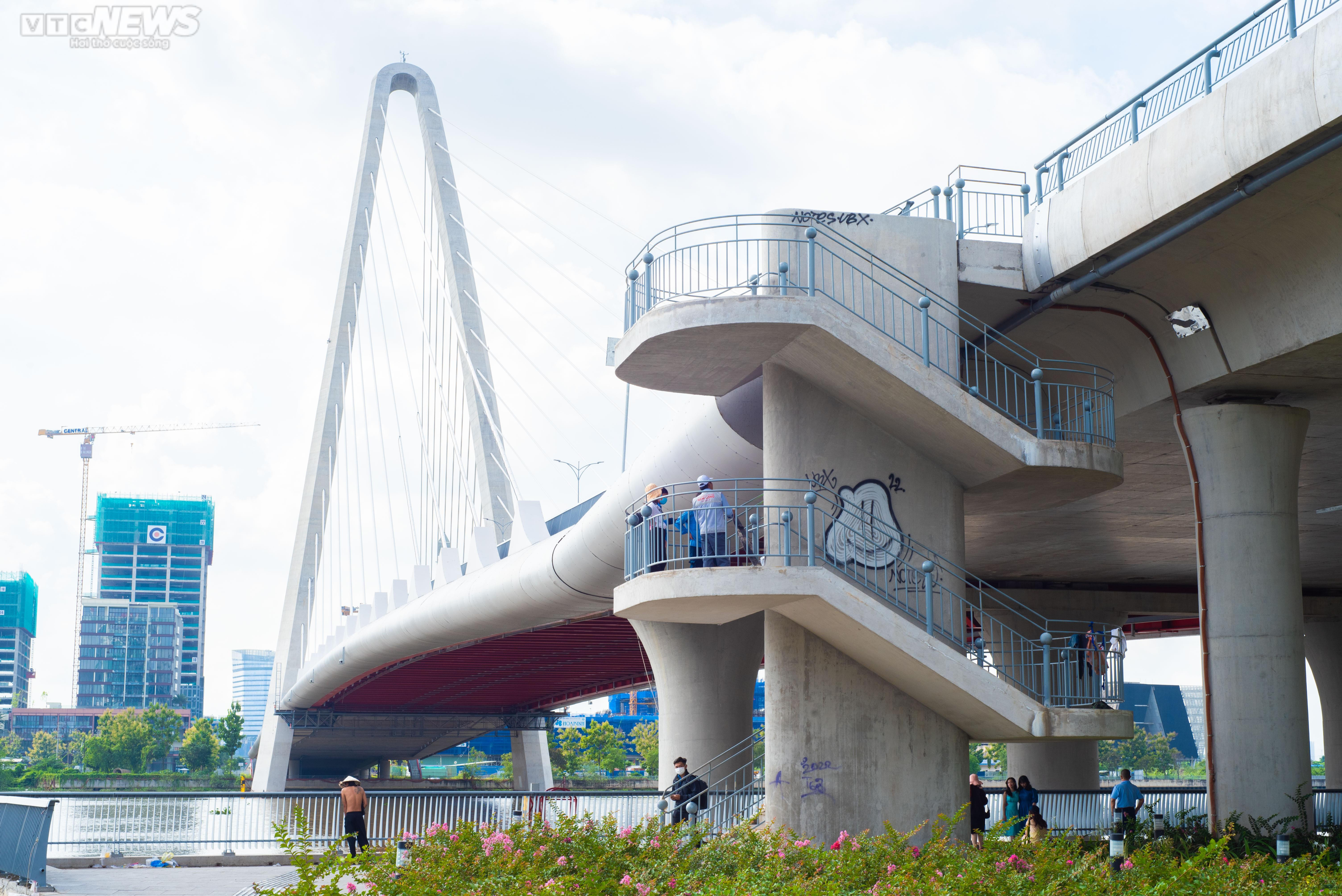 TP.HCM: Khánh thành chưa lâu, cầu Thủ Thiêm 2 đầy vết vẽ bậy, bôi bẩn - 1