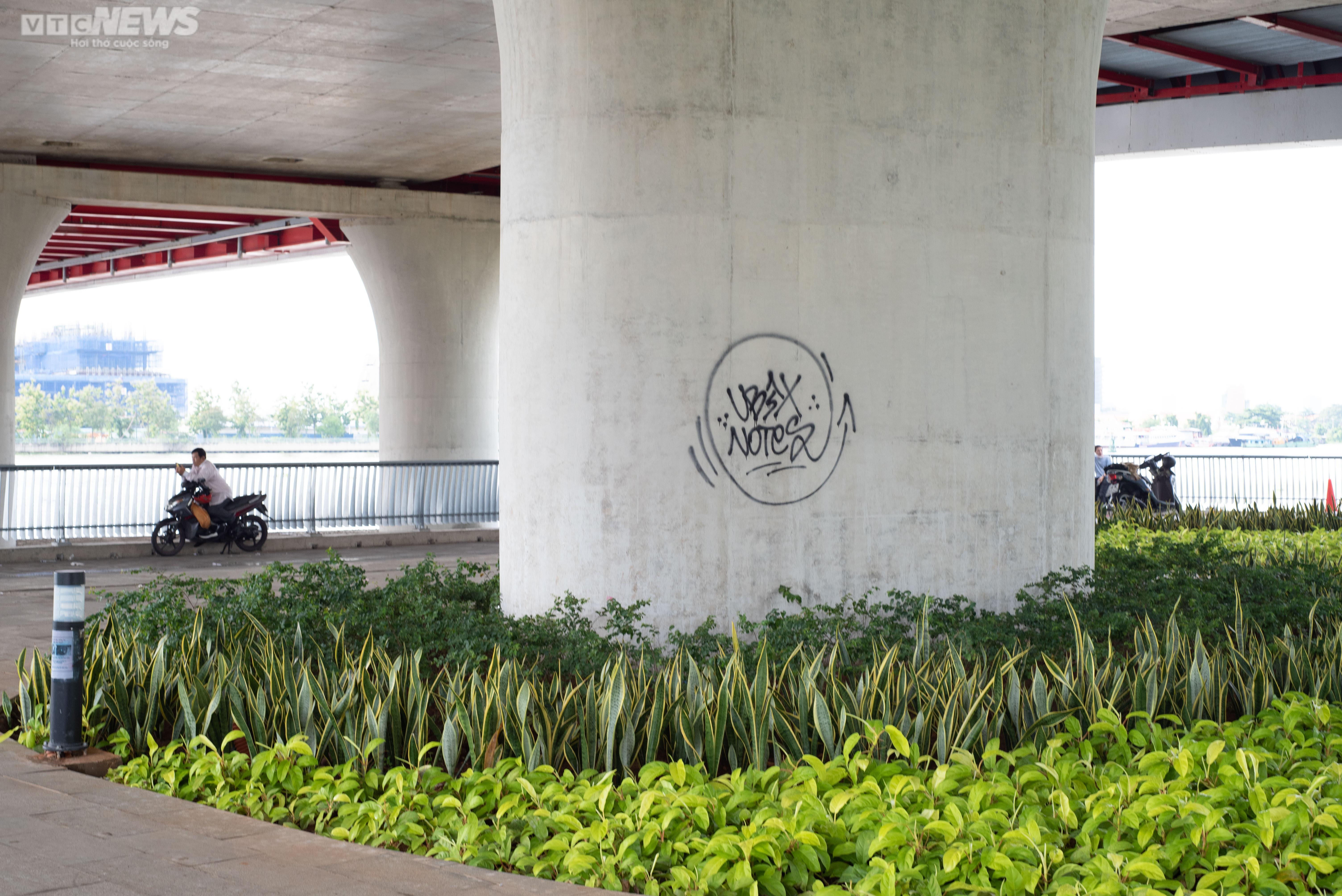 TP.HCM: Khánh thành chưa lâu, cầu Thủ Thiêm 2 đầy vết vẽ bậy, bôi bẩn - 3