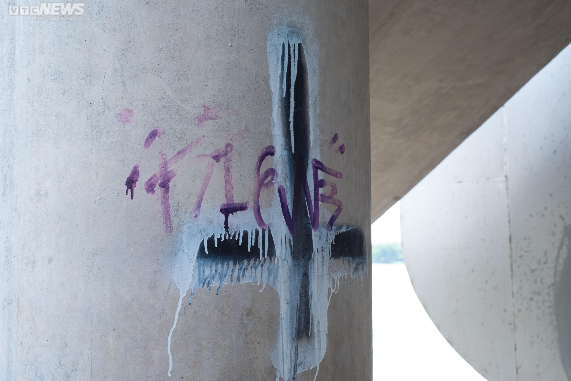 TP.HCM: Khánh thành chưa lâu, cầu Thủ Thiêm 2 đầy vết vẽ bậy, bôi bẩn - 6