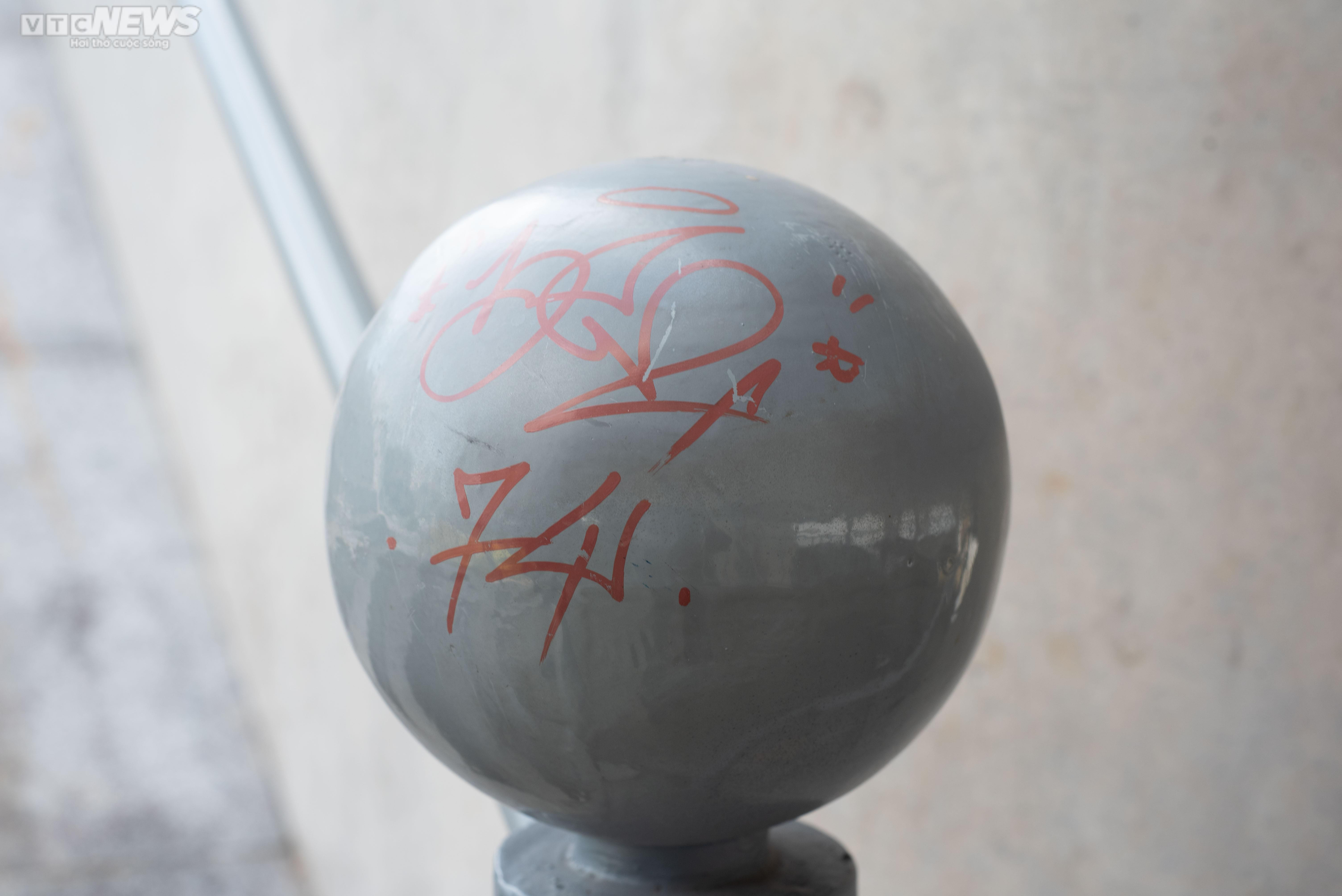 TP.HCM: Khánh thành chưa lâu, cầu Thủ Thiêm 2 đầy vết vẽ bậy, bôi bẩn - 9