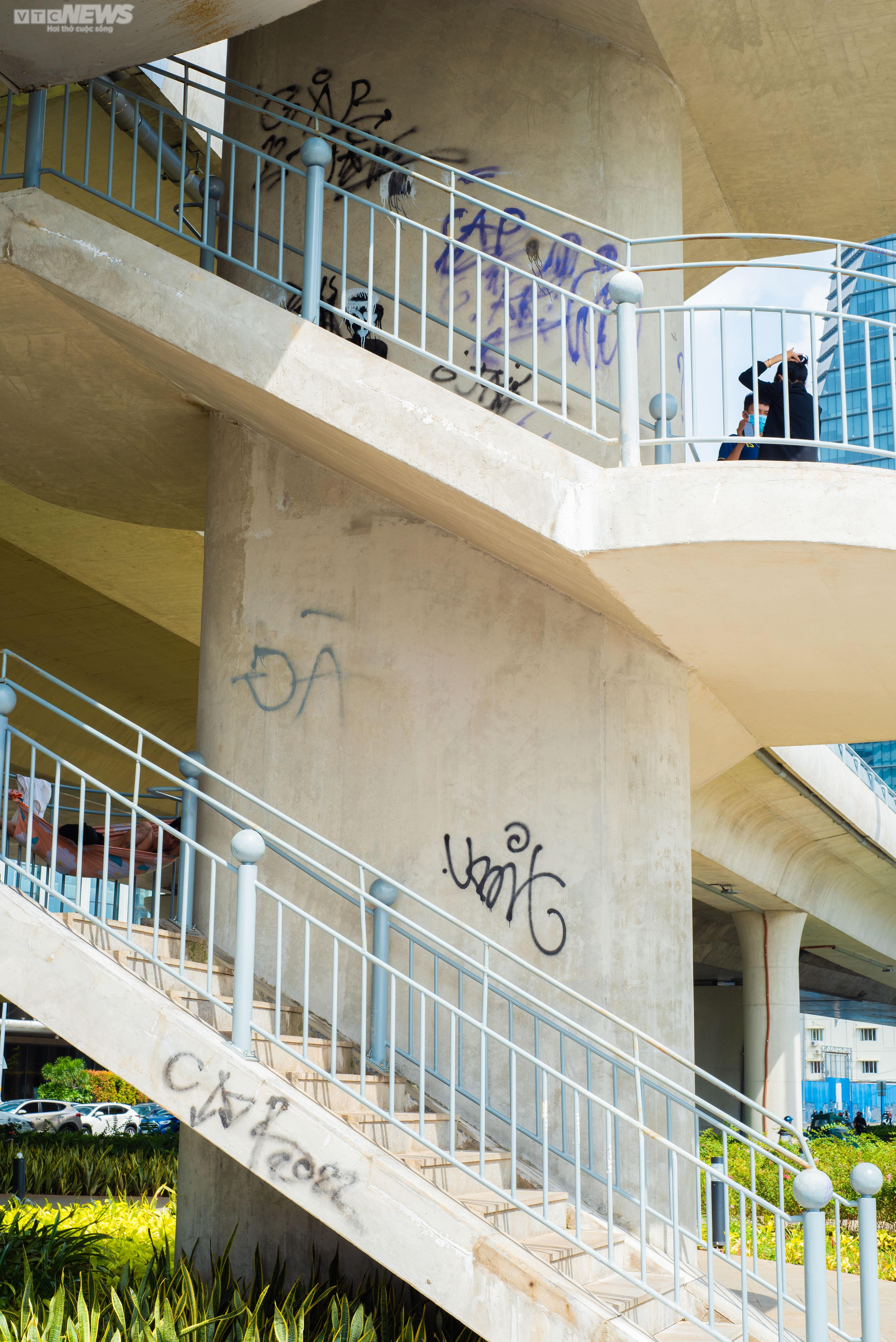 TP.HCM: Khánh thành chưa lâu, cầu Thủ Thiêm 2 đầy vết vẽ bậy, bôi bẩn - 5