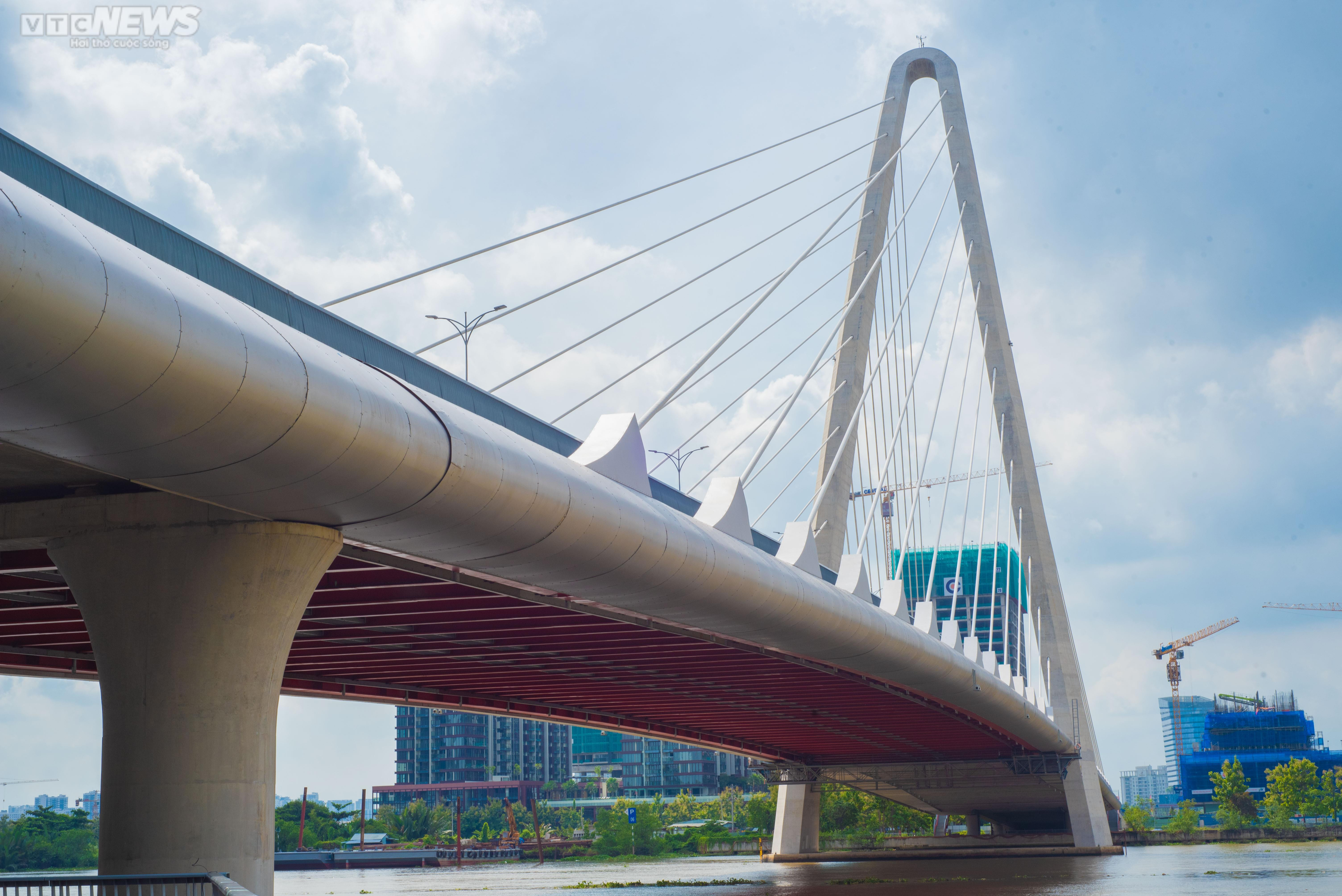 TP.HCM: Khánh thành chưa lâu, cầu Thủ Thiêm 2 đầy vết vẽ bậy, bôi bẩn - 11