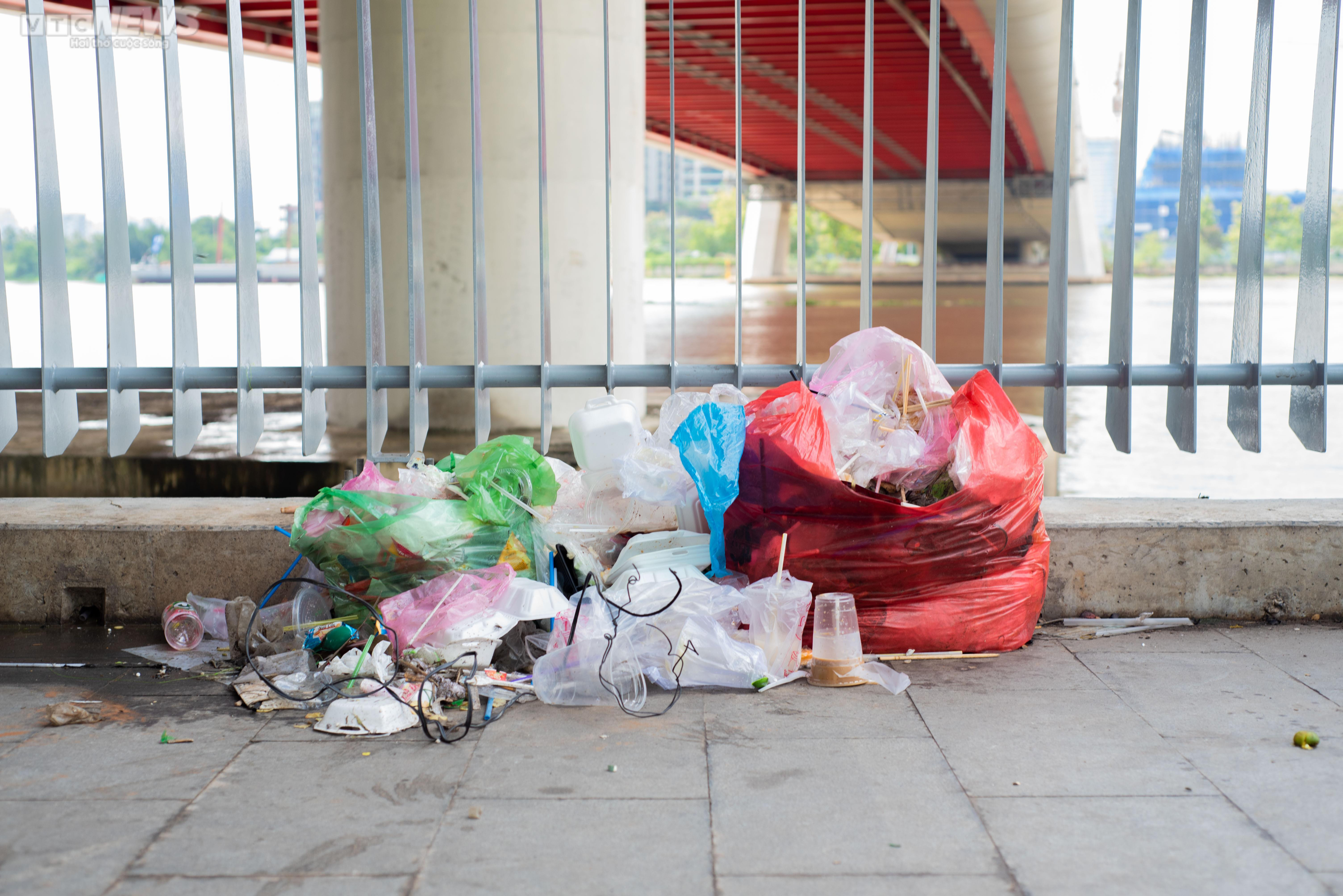 TP.HCM: Khánh thành chưa lâu, cầu Thủ Thiêm 2 đầy vết vẽ bậy, bôi bẩn - 10