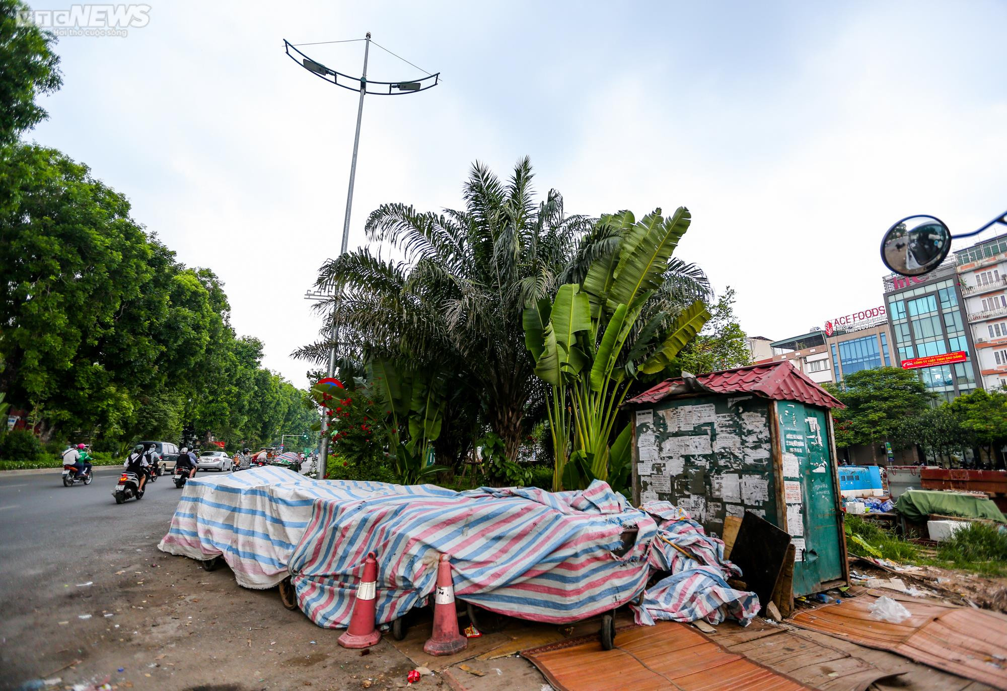 Hà Nội: Đường đi bộ ven sông Tô Lịch thành nơi đổ rác, bán trà đá - 8
