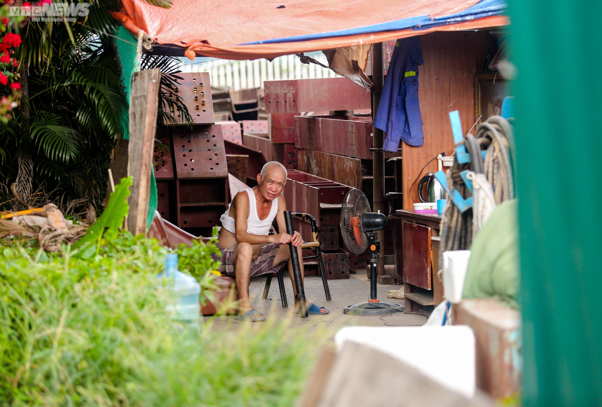 Hà Nội: Đường đi bộ ven sông Tô Lịch thành nơi đổ rác, bán trà đá - 6