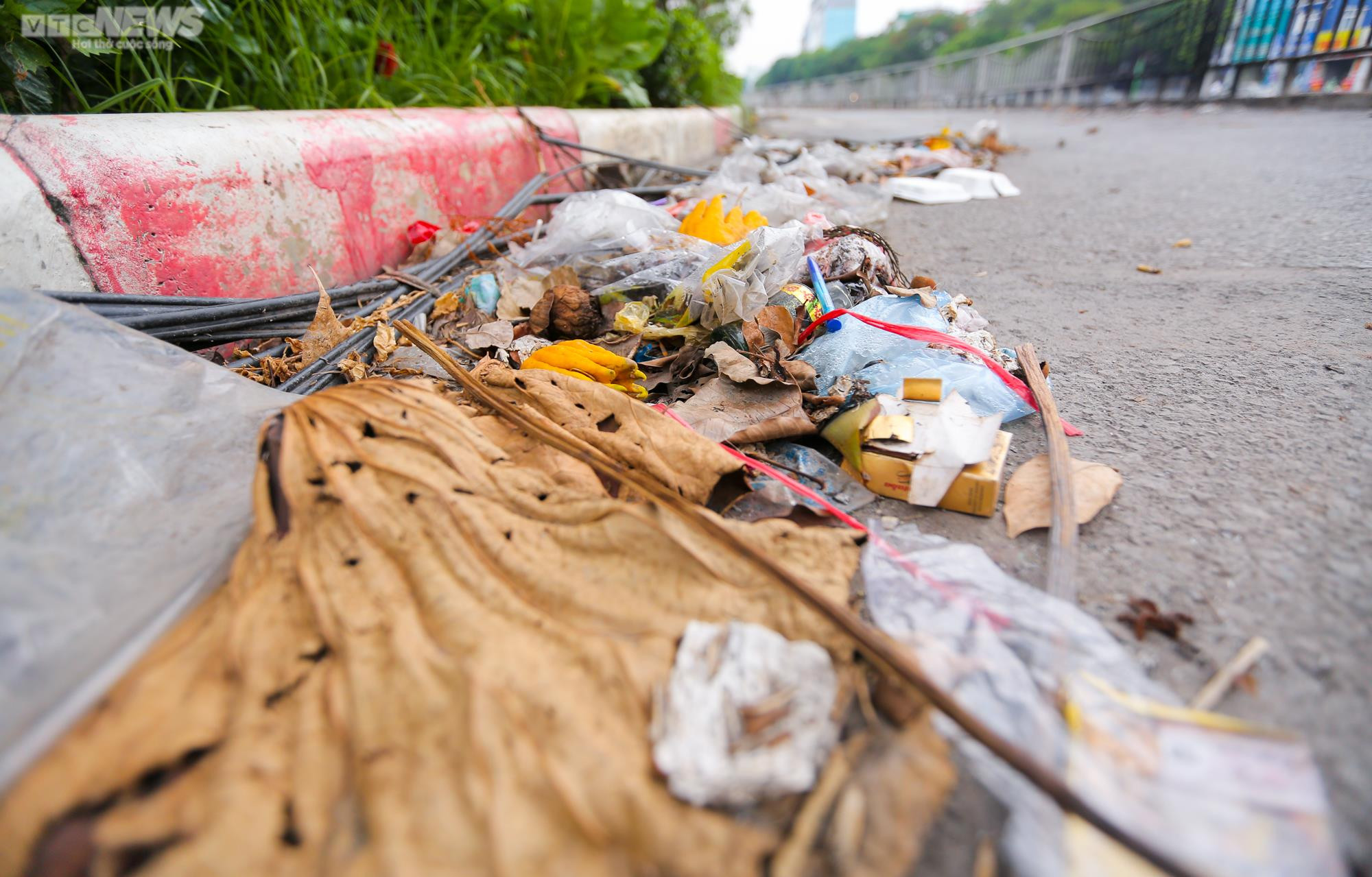 Hà Nội: Đường đi bộ ven sông Tô Lịch thành nơi đổ rác, bán trà đá - 10