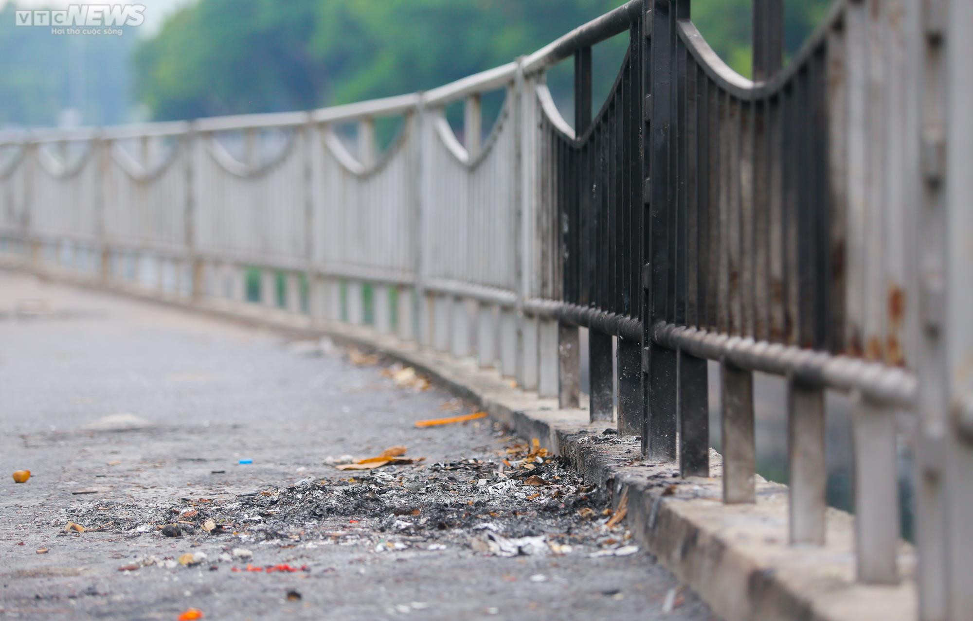 Hà Nội: Đường đi bộ ven sông Tô Lịch thành nơi đổ rác, bán trà đá - 12