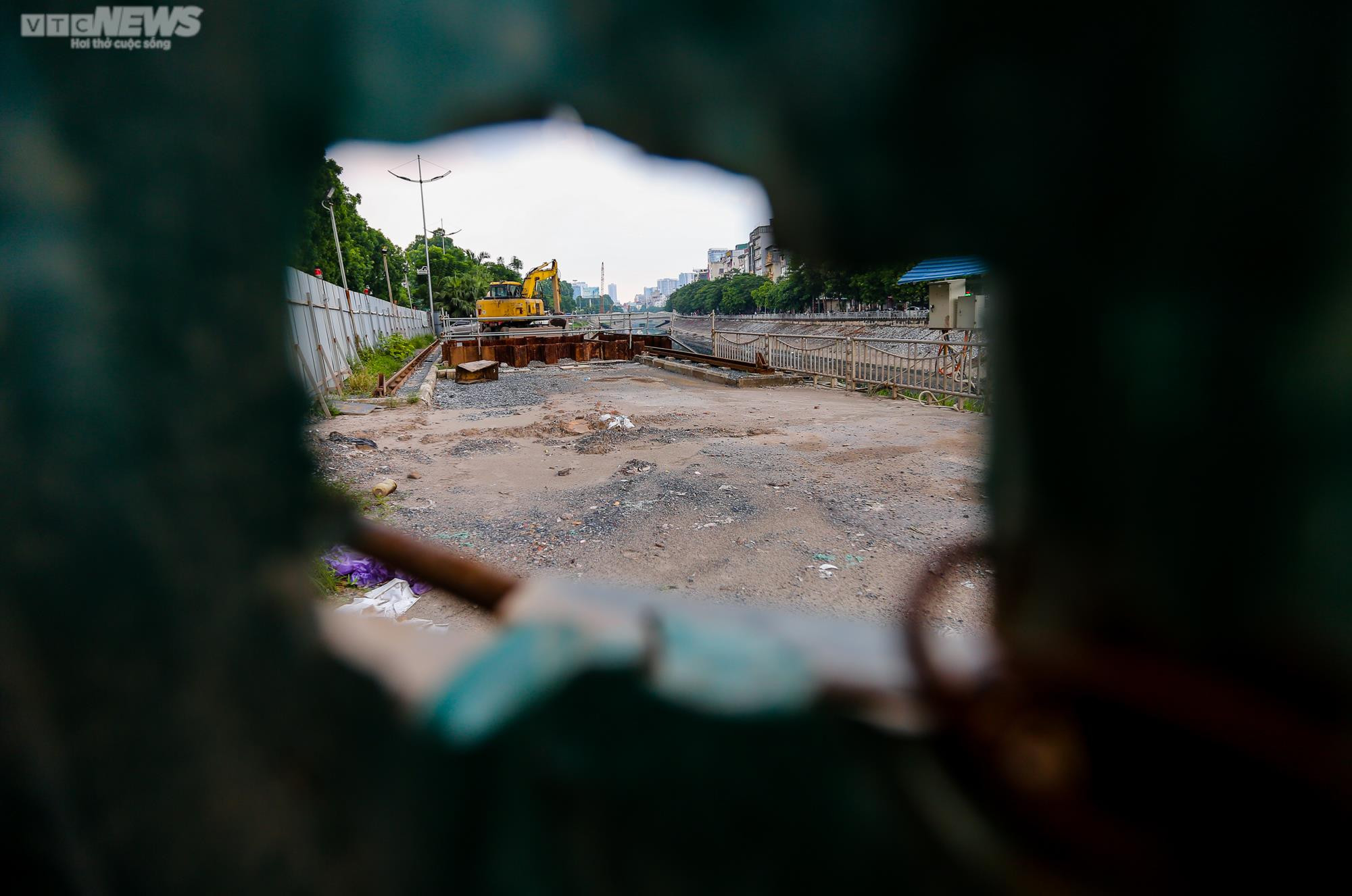 Hà Nội: Đường đi bộ ven sông Tô Lịch thành nơi đổ rác, bán trà đá - 5
