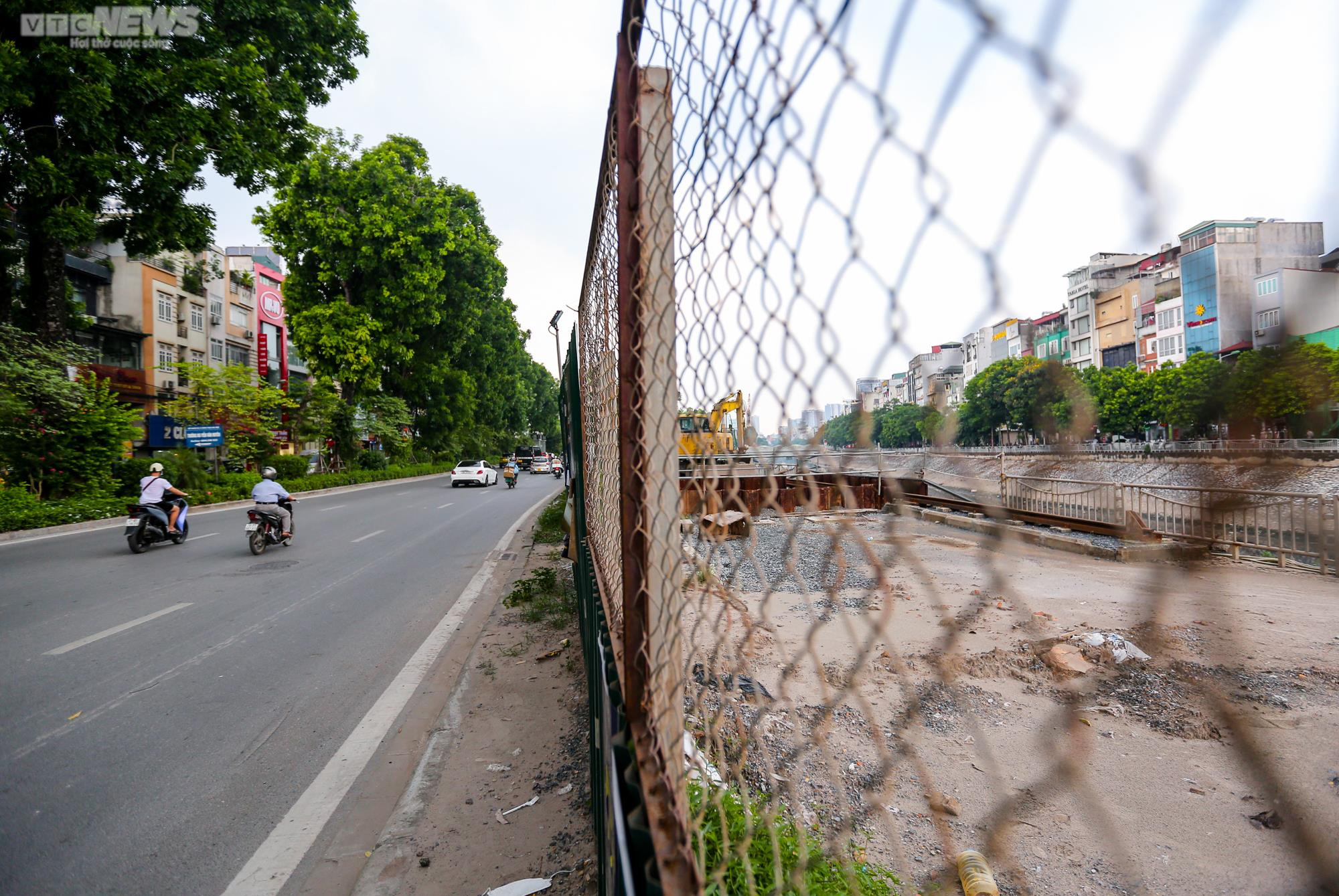 Hà Nội: Đường đi bộ ven sông Tô Lịch thành nơi đổ rác, bán trà đá - 4