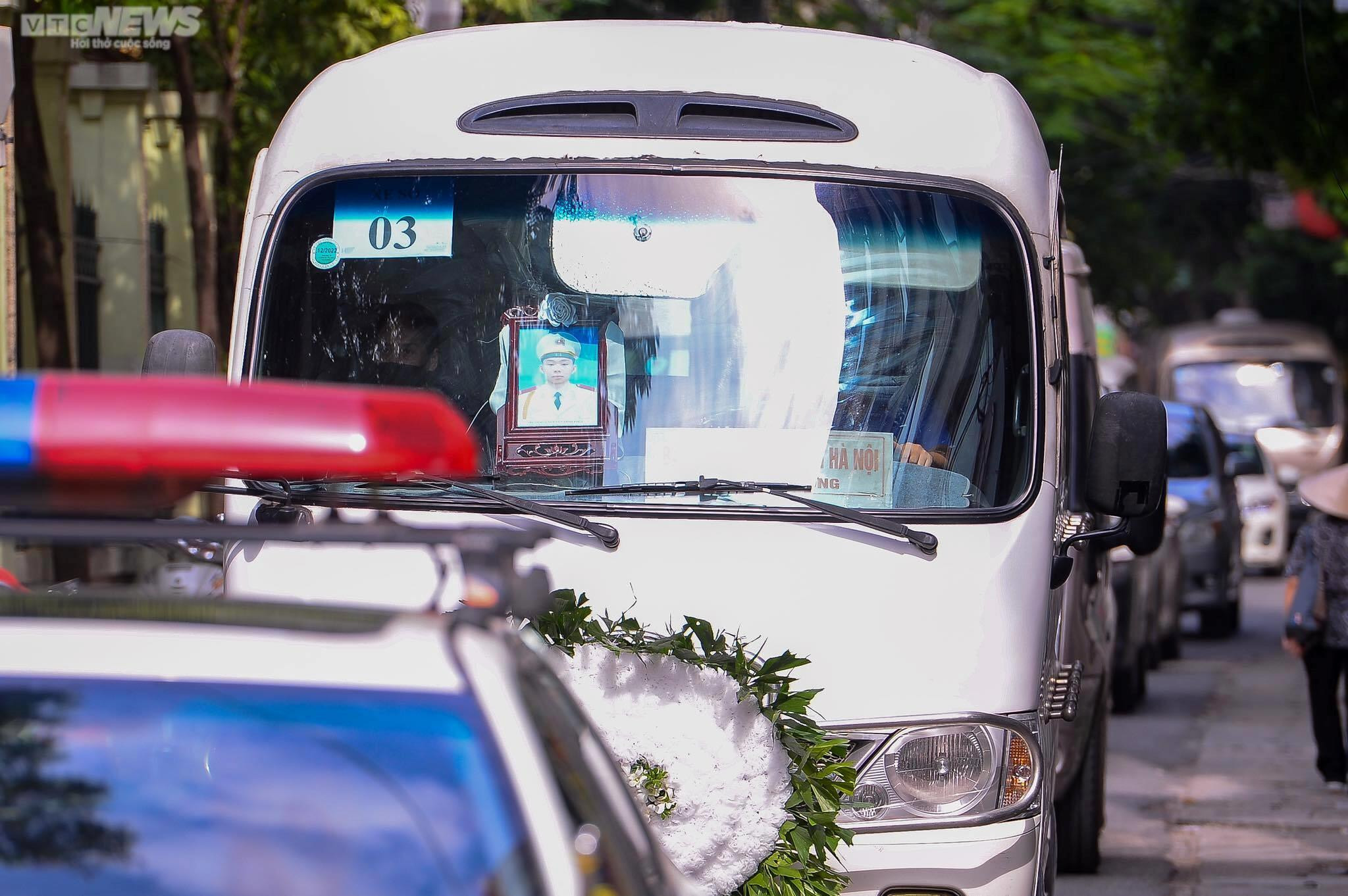 Ảnh: Người thân, đồng đội nghẹn ngào tiễn đưa 3 liệt sĩ phòng cháy chữa cháy - 11