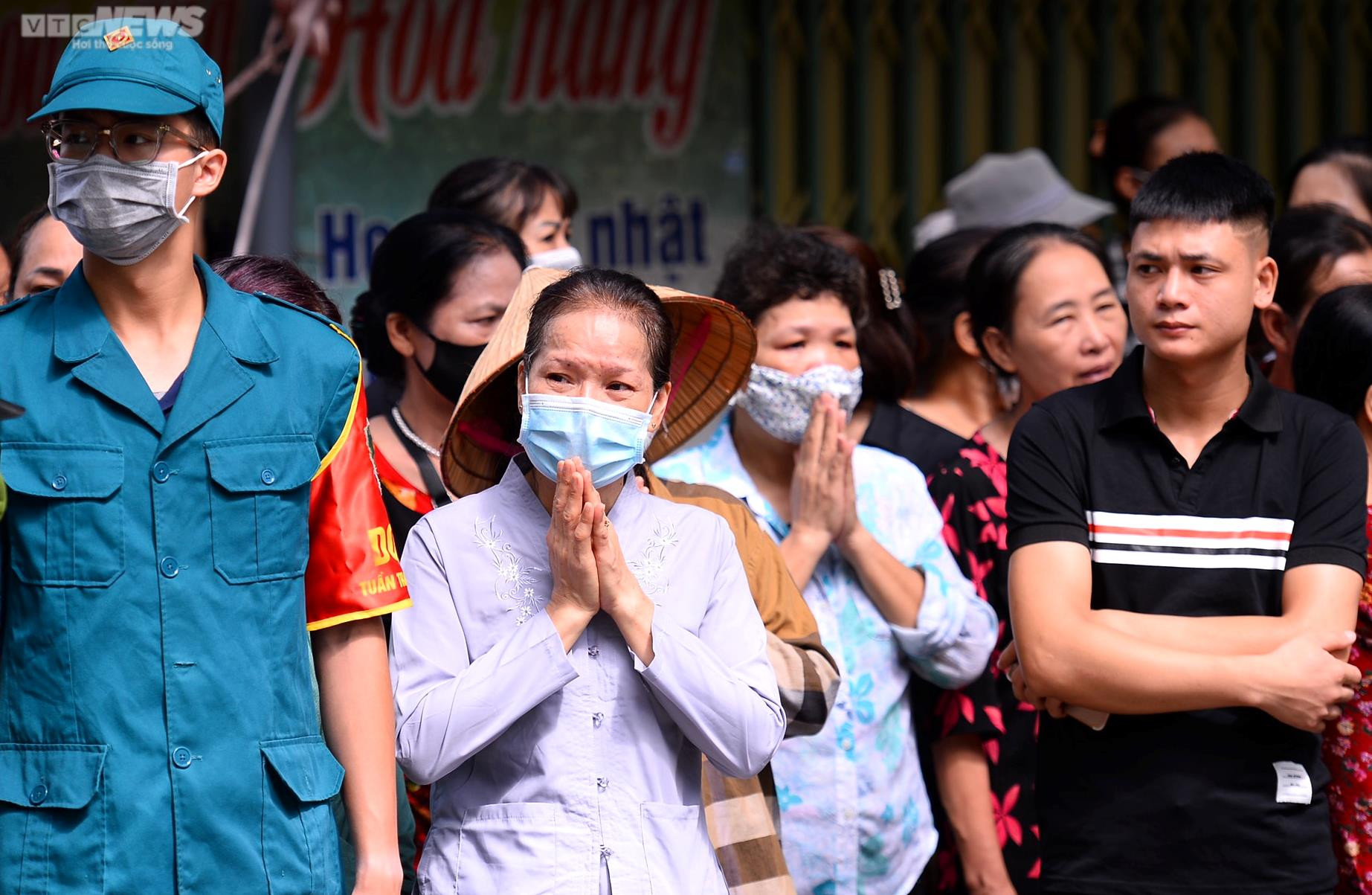 Ảnh: Người thân, đồng đội nghẹn ngào tiễn đưa 3 liệt sĩ phòng cháy chữa cháy - 21