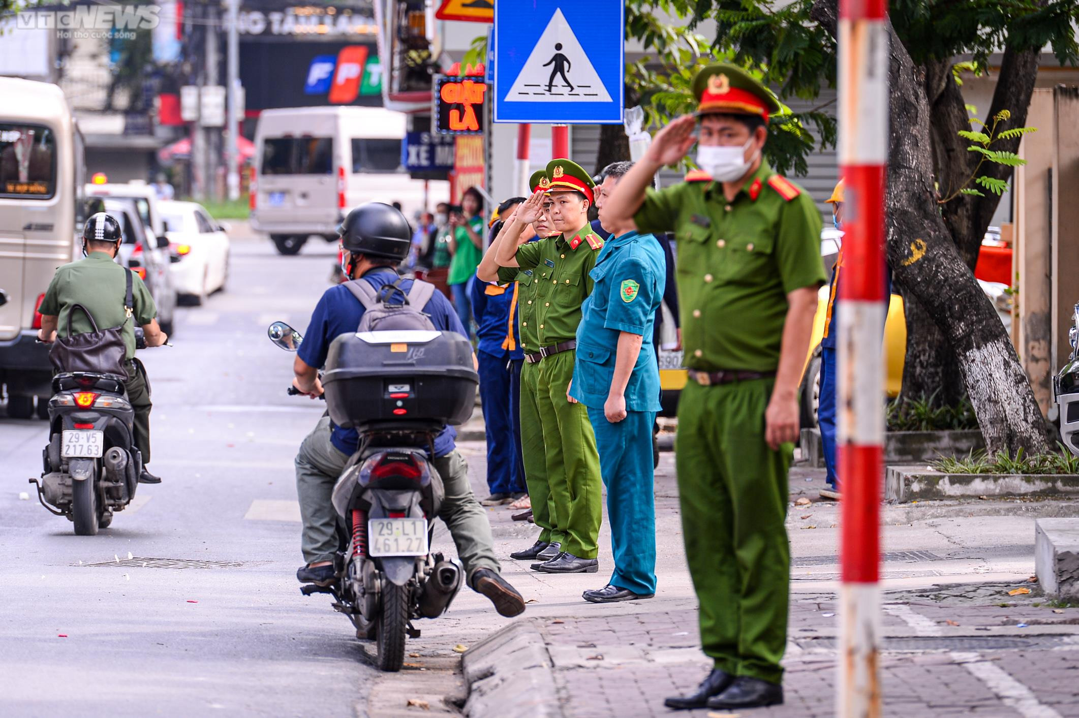 Ảnh: Người thân, đồng đội nghẹn ngào tiễn đưa 3 liệt sĩ phòng cháy chữa cháy - 12