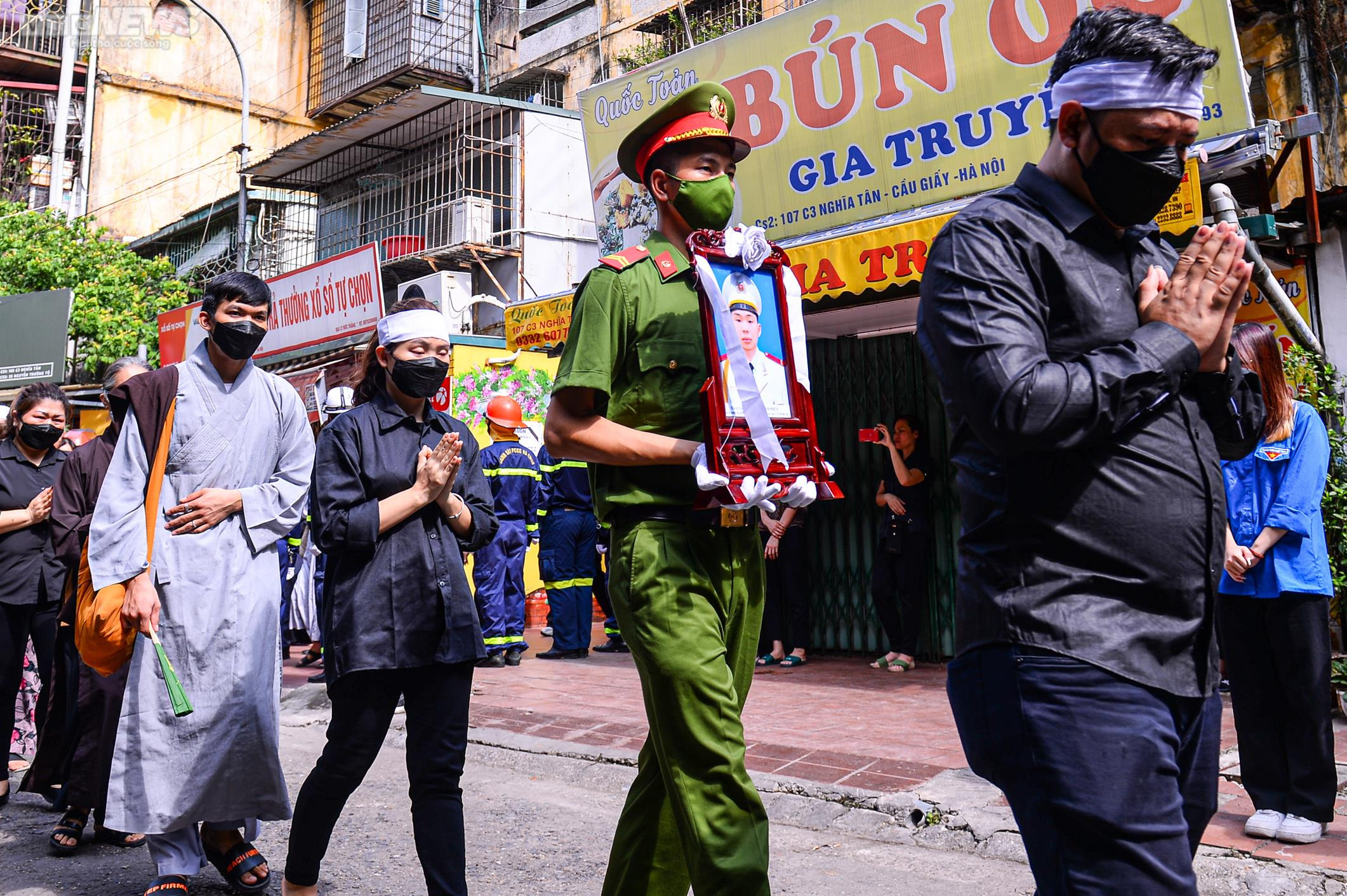 Ảnh: Người thân, đồng đội nghẹn ngào tiễn đưa 3 liệt sĩ phòng cháy chữa cháy - 16