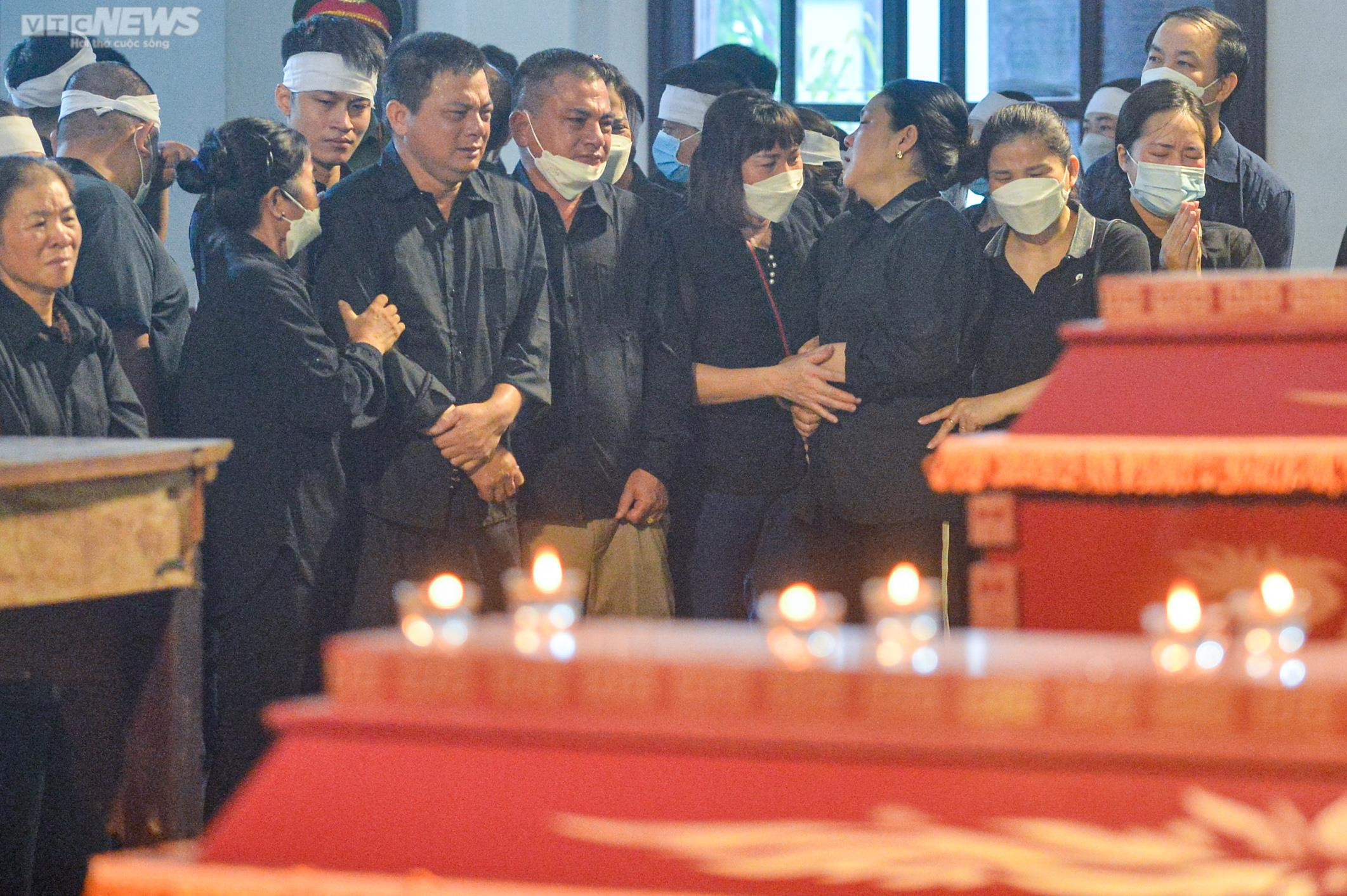 Ảnh: Người thân, đồng đội nghẹn ngào tiễn đưa 3 liệt sĩ phòng cháy chữa cháy - 3