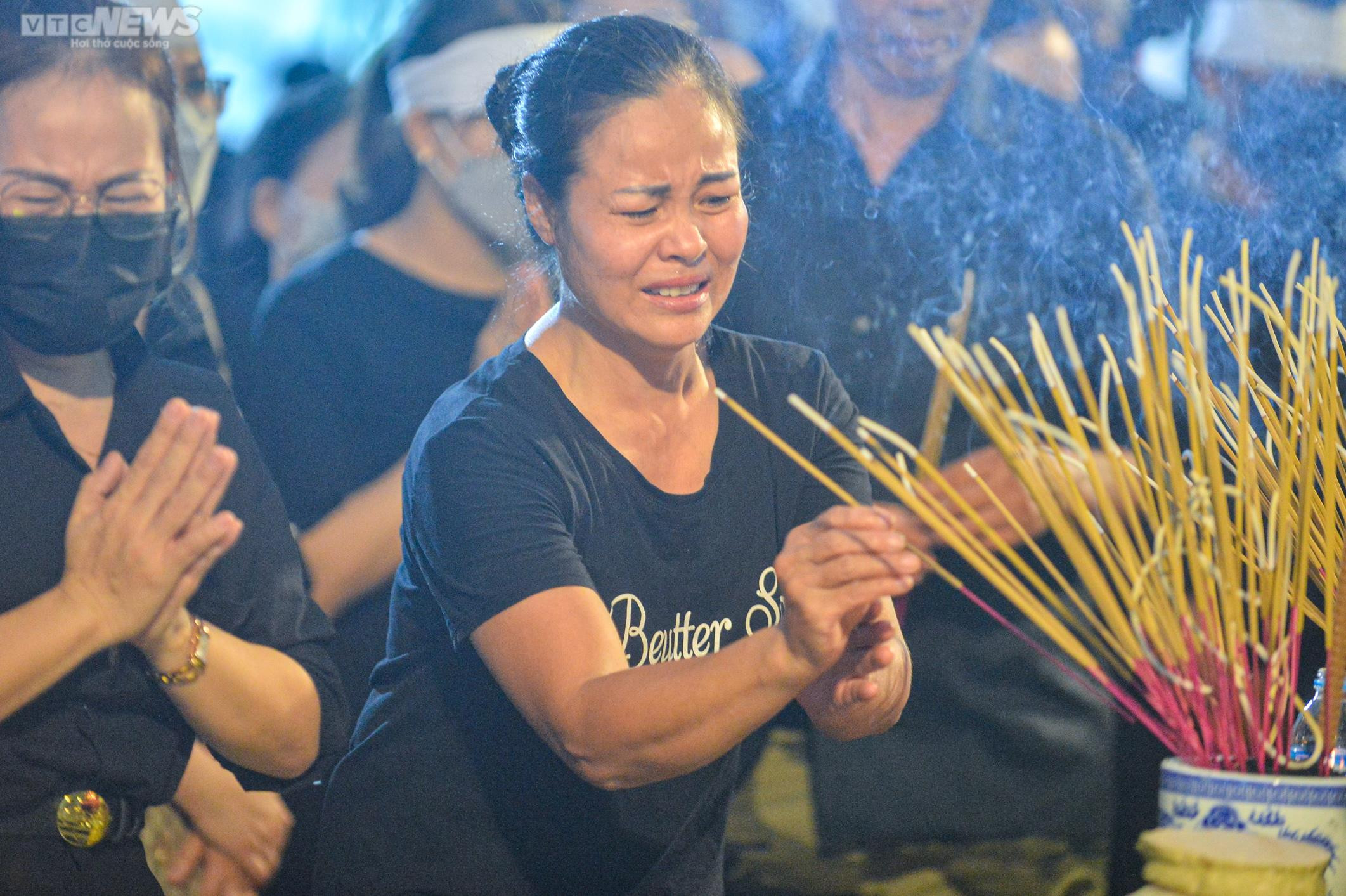 Ảnh: Người thân, đồng đội nghẹn ngào tiễn đưa 3 liệt sĩ phòng cháy chữa cháy - 5