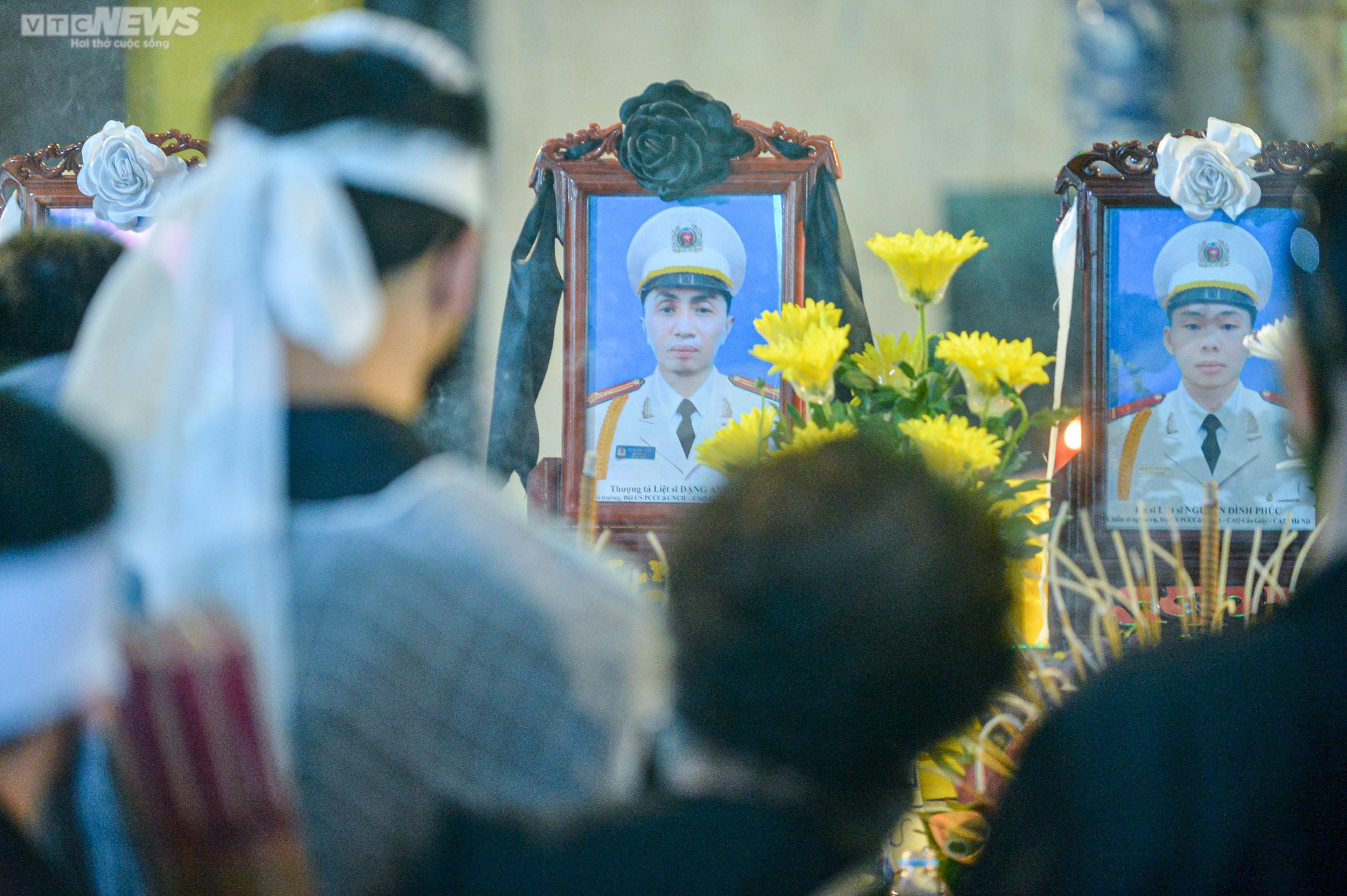 Ảnh: Người thân, đồng đội nghẹn ngào tiễn đưa 3 liệt sĩ phòng cháy chữa cháy - 2