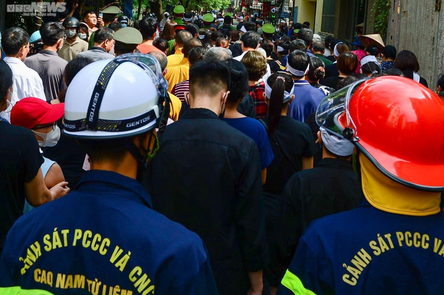 Ảnh: Người thân, đồng đội nghẹn ngào tiễn đưa 3 liệt sĩ phòng cháy chữa cháy - 10