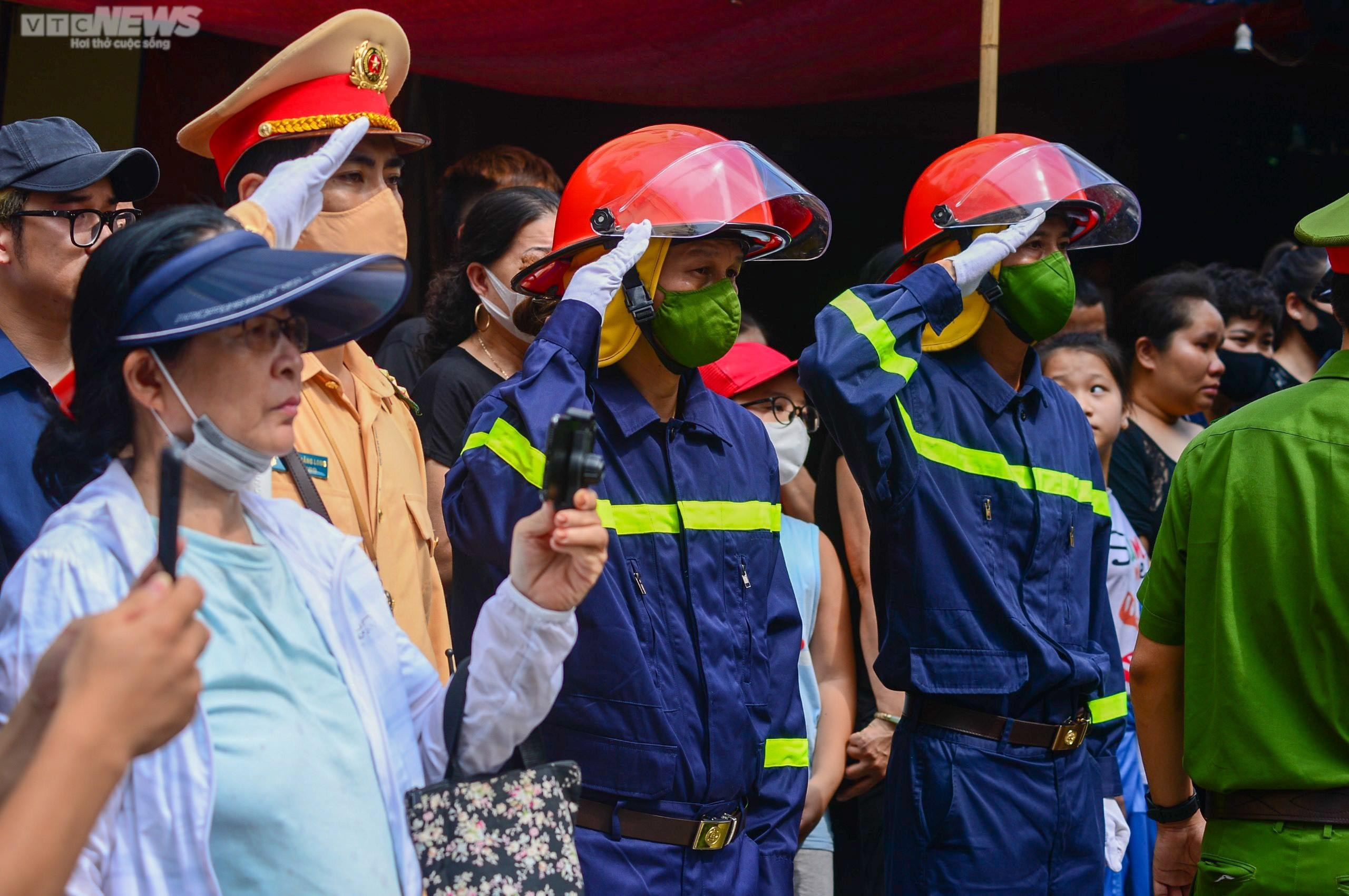 Ảnh: Người thân, đồng đội nghẹn ngào tiễn đưa 3 liệt sĩ phòng cháy chữa cháy - 7