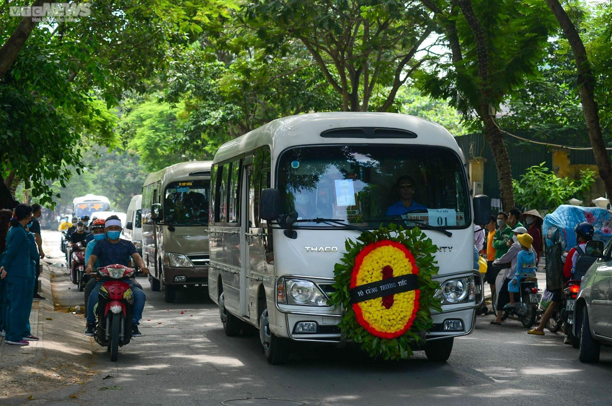 Ảnh: Người thân, đồng đội nghẹn ngào tiễn đưa 3 liệt sĩ phòng cháy chữa cháy - 6
