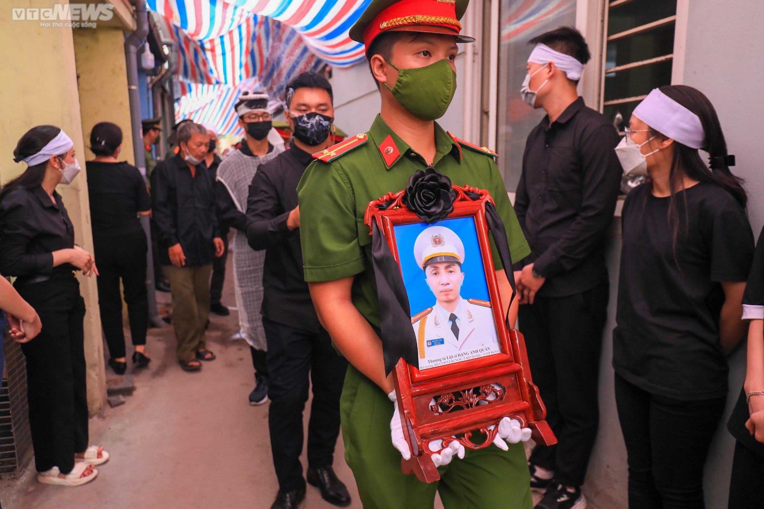 Ảnh: Người thân, đồng đội nghẹn ngào tiễn đưa 3 liệt sĩ phòng cháy chữa cháy - 9