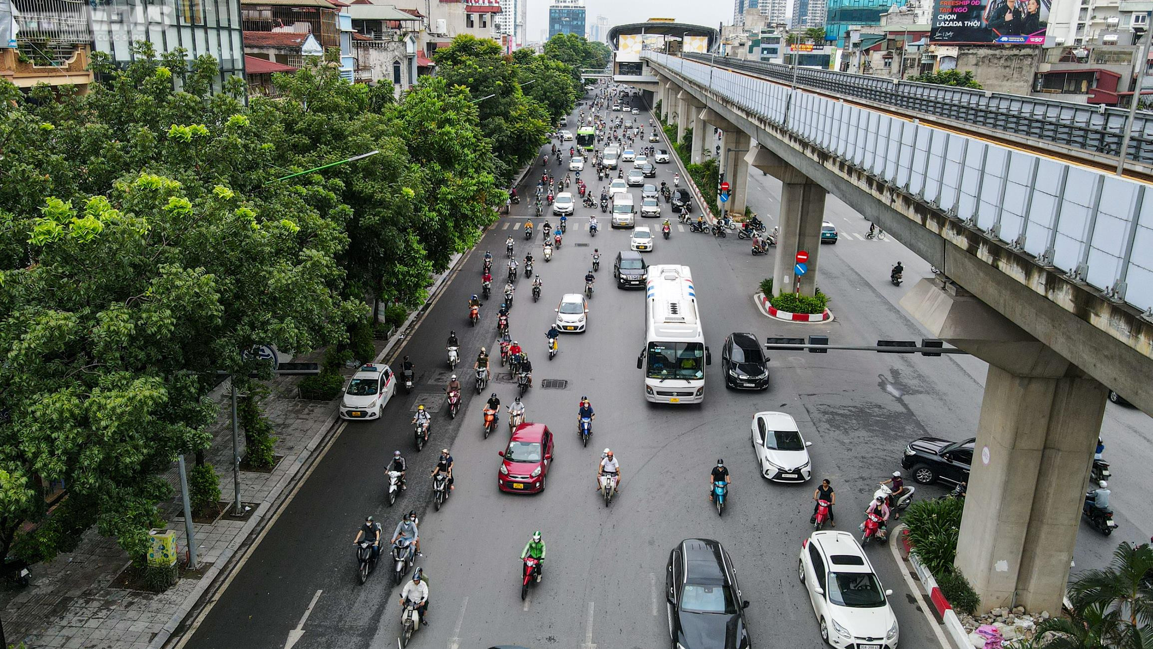 Hà Nội: Giao thông hỗn loạn ngày đầu thí điểm phân làn trên đường Nguyễn Trãi - 3