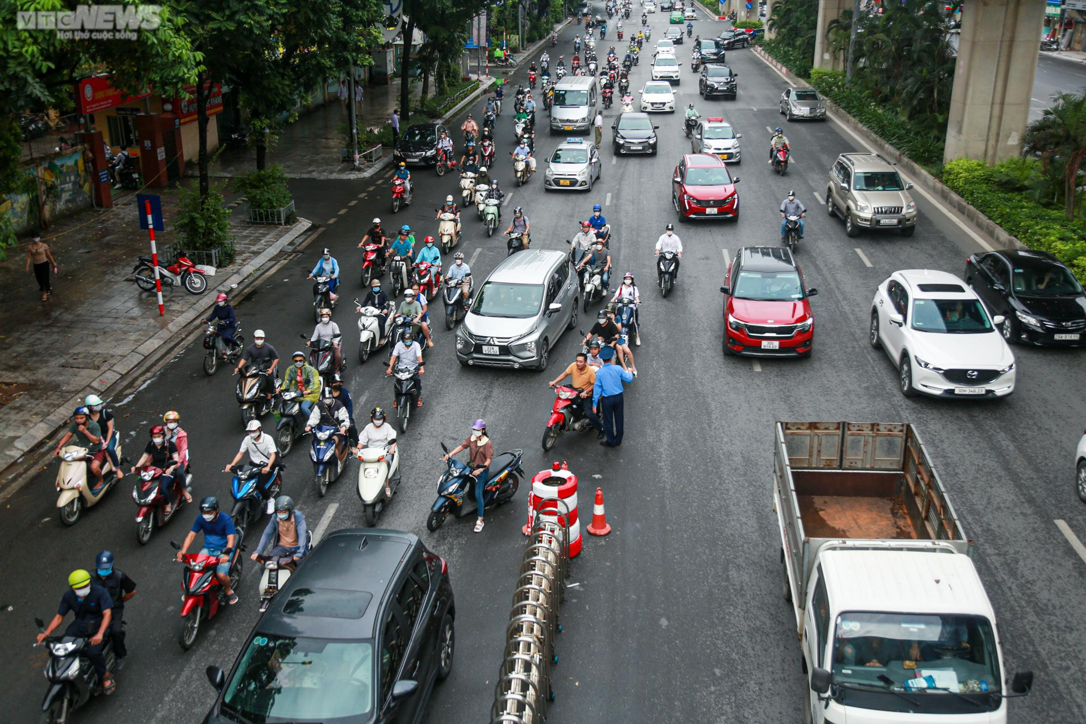 Hà Nội: Giao thông hỗn loạn ngày đầu thí điểm phân làn trên đường Nguyễn Trãi - 4