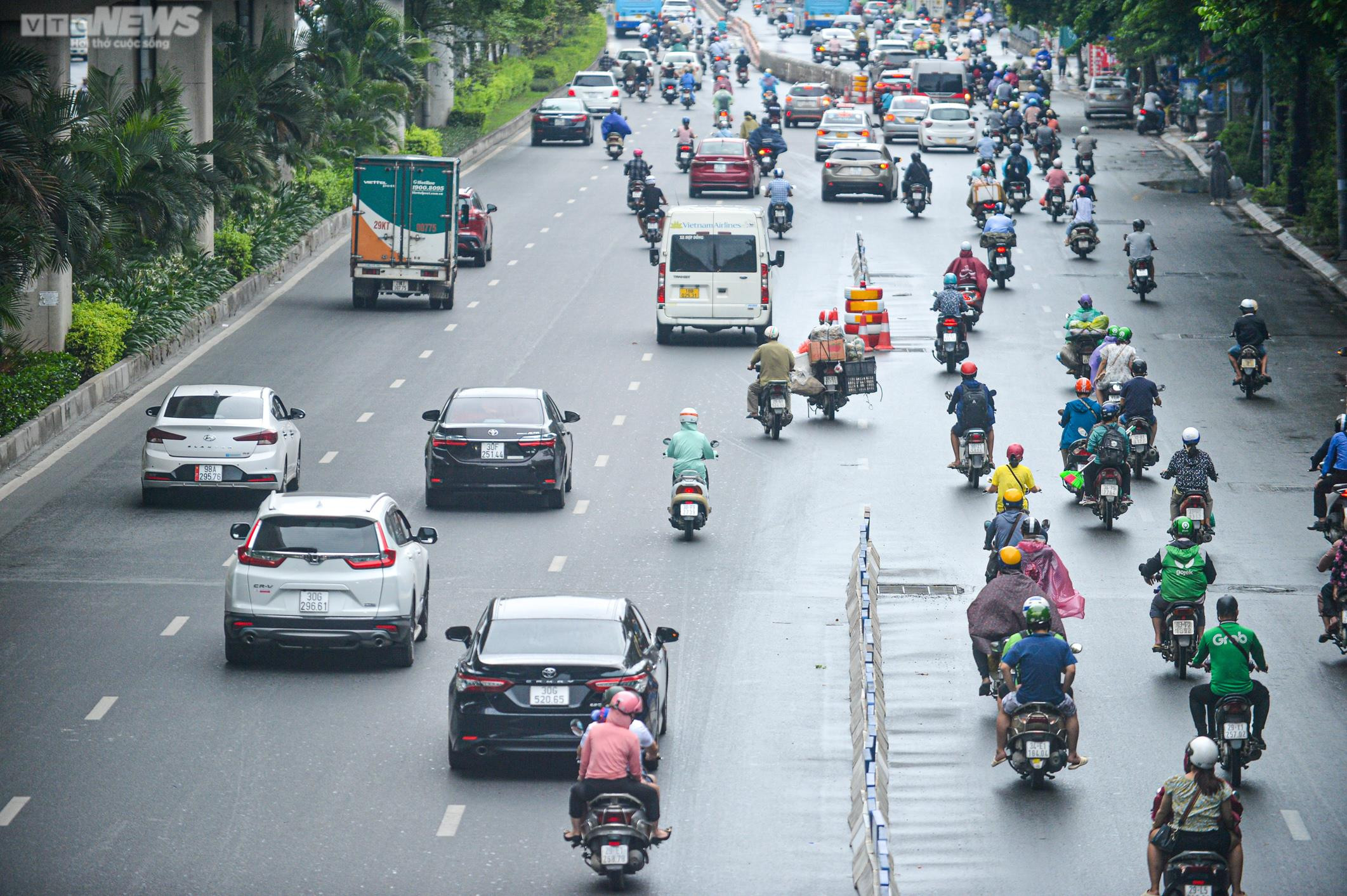 Hà Nội: Giao thông hỗn loạn ngày đầu thí điểm phân làn trên đường Nguyễn Trãi - 11