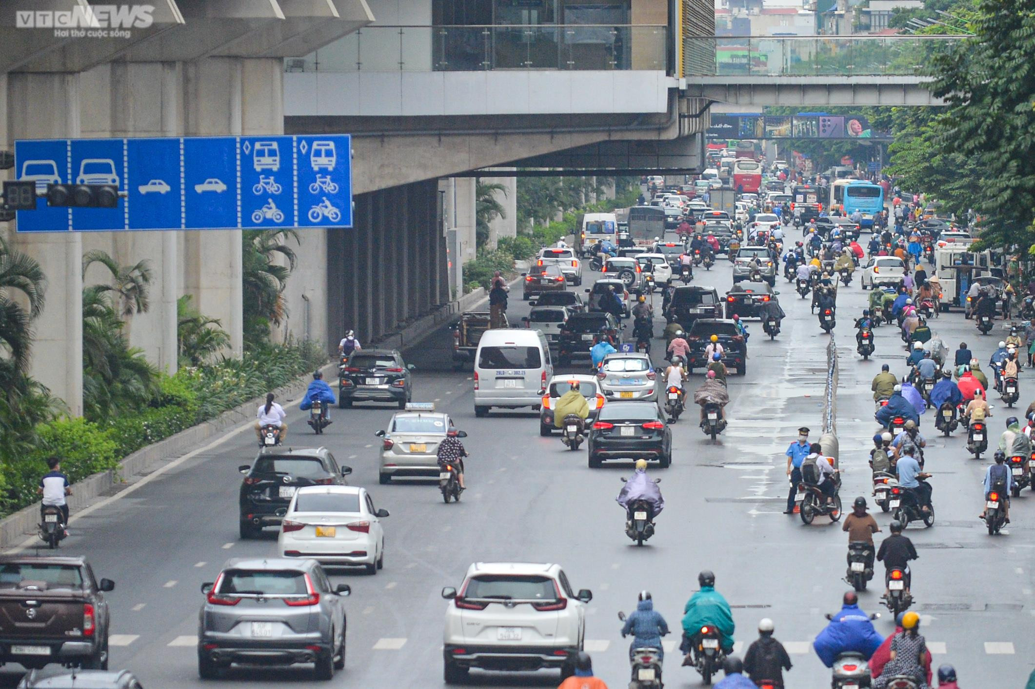 Hà Nội: Giao thông hỗn loạn ngày đầu thí điểm phân làn trên đường Nguyễn Trãi - 5