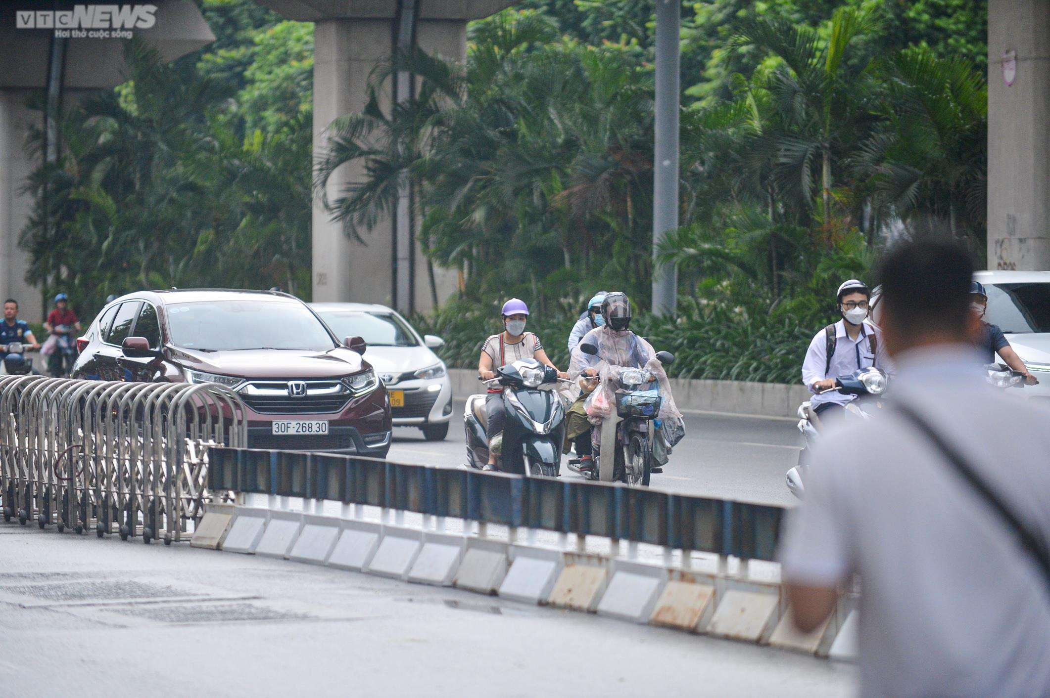 Hà Nội: Giao thông hỗn loạn ngày đầu thí điểm phân làn trên đường Nguyễn Trãi - 9